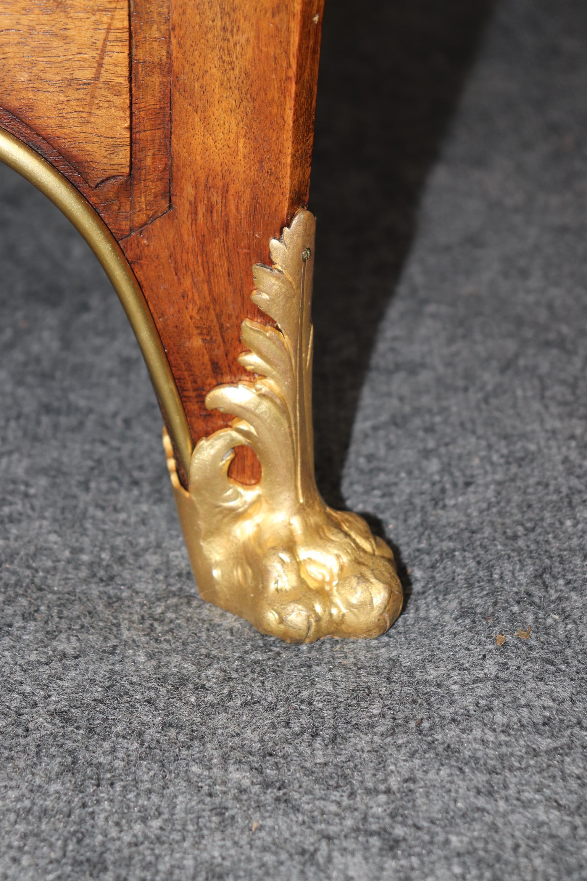 Firmata Haentges Freres Dore' Bronzo Ormolu Credenza francese Luigi XV con piano in marmo in vendita 3