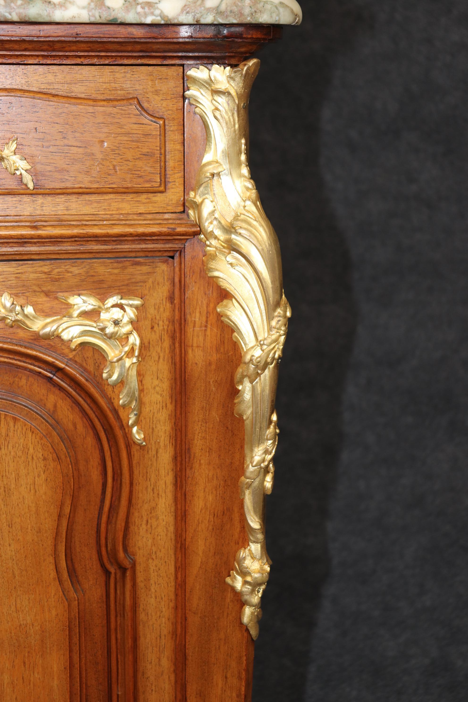 Firmata Haentges Freres Dore' Bronzo Ormolu Credenza francese Luigi XV con piano in marmo in vendita 4