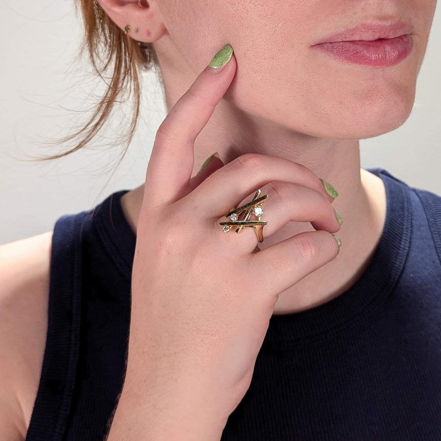 Signierter Hammerman Bros Modernistischer Cocktailring aus 14 Karat Gold und Diamanten, signiert (Rundschliff) im Angebot