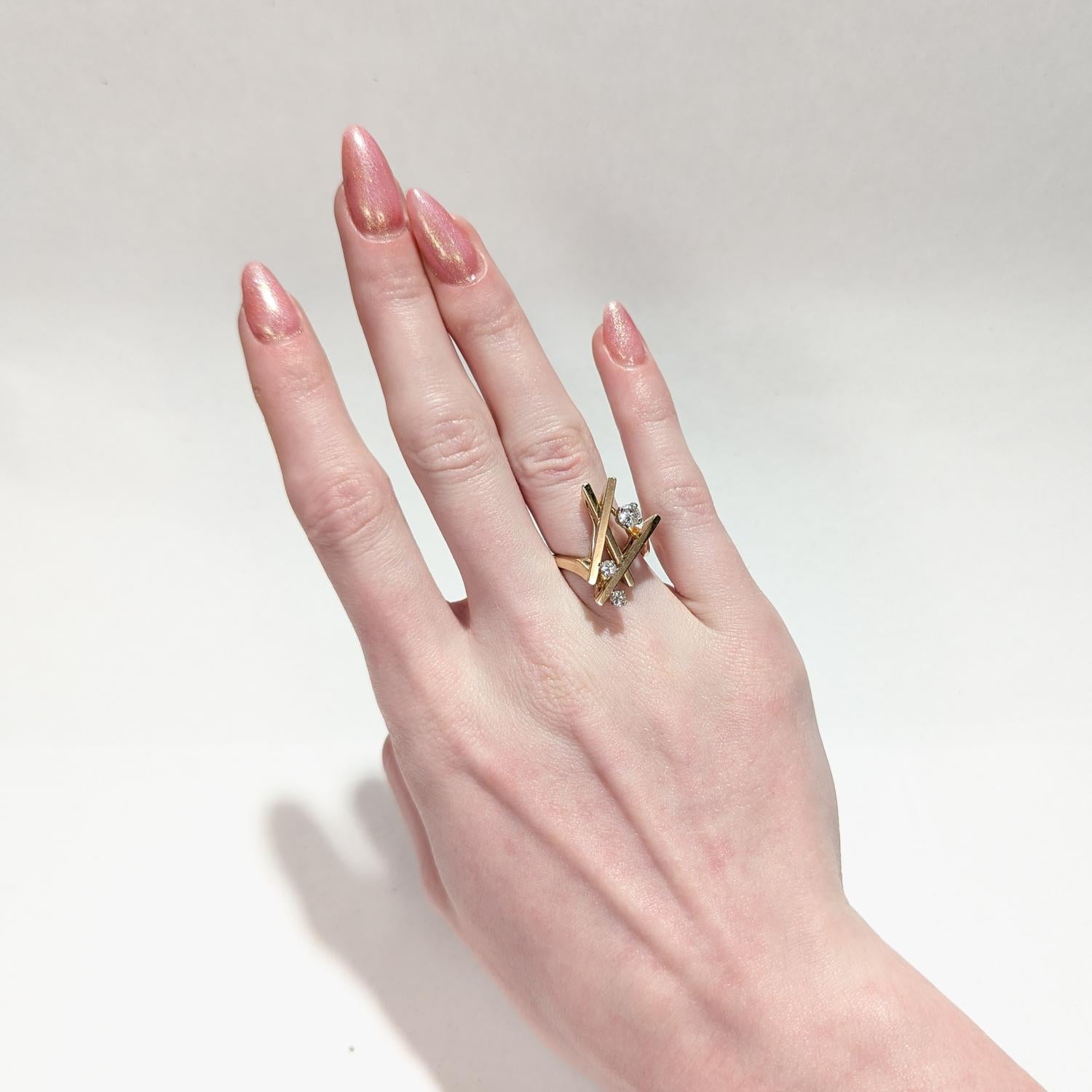 Signierter Hammerman Bros Modernistischer Cocktailring aus 14 Karat Gold und Diamanten, signiert im Zustand „Gut“ im Angebot in Philadelphia, PA