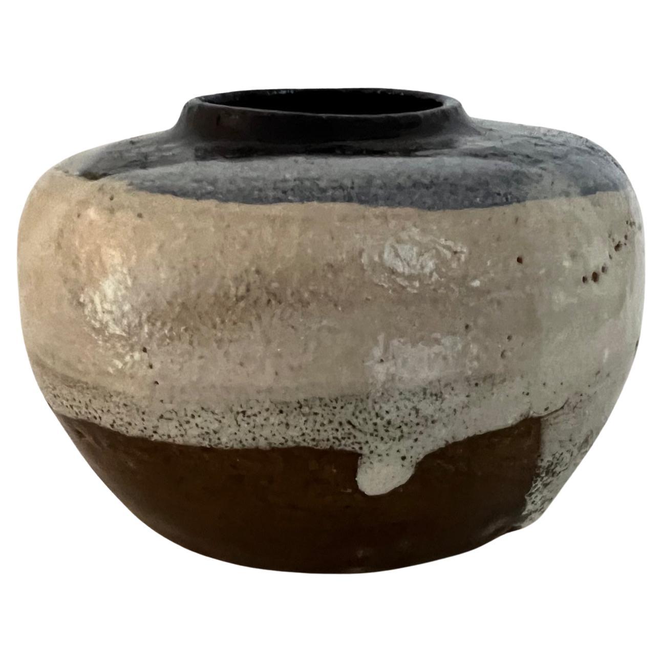 Petit vase en céramique fait à la main, signé par le potier.  Peint en glaçure goutte à goutte avec des formes géométriques de couleur crème et des tons de bleu.