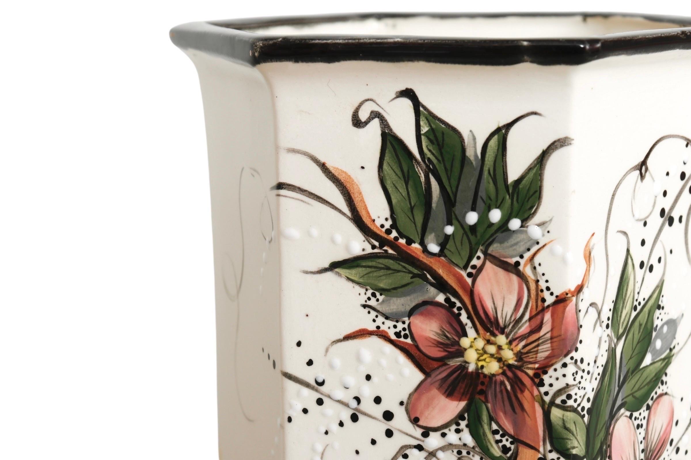 Americano Vaso in ceramica dipinto a mano e firmato in vendita