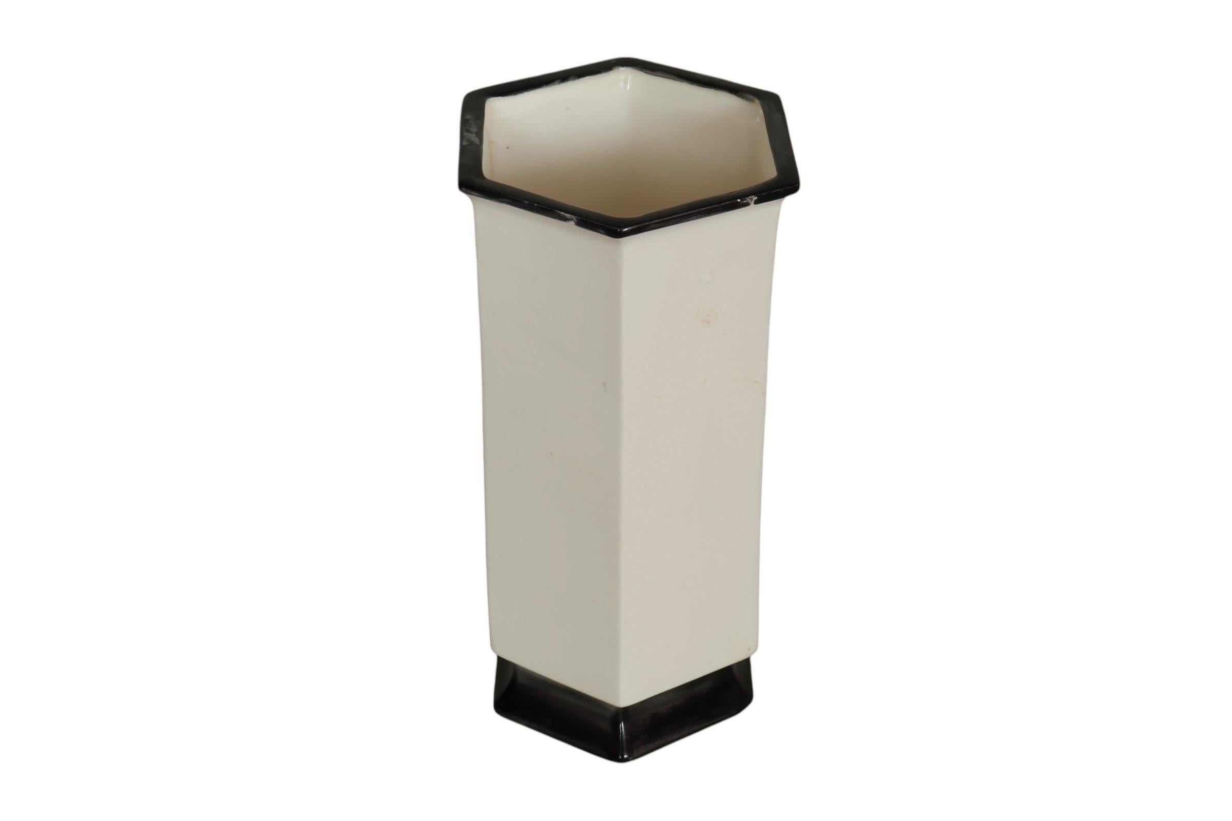 Ceramica Vaso in ceramica dipinto a mano e firmato in vendita