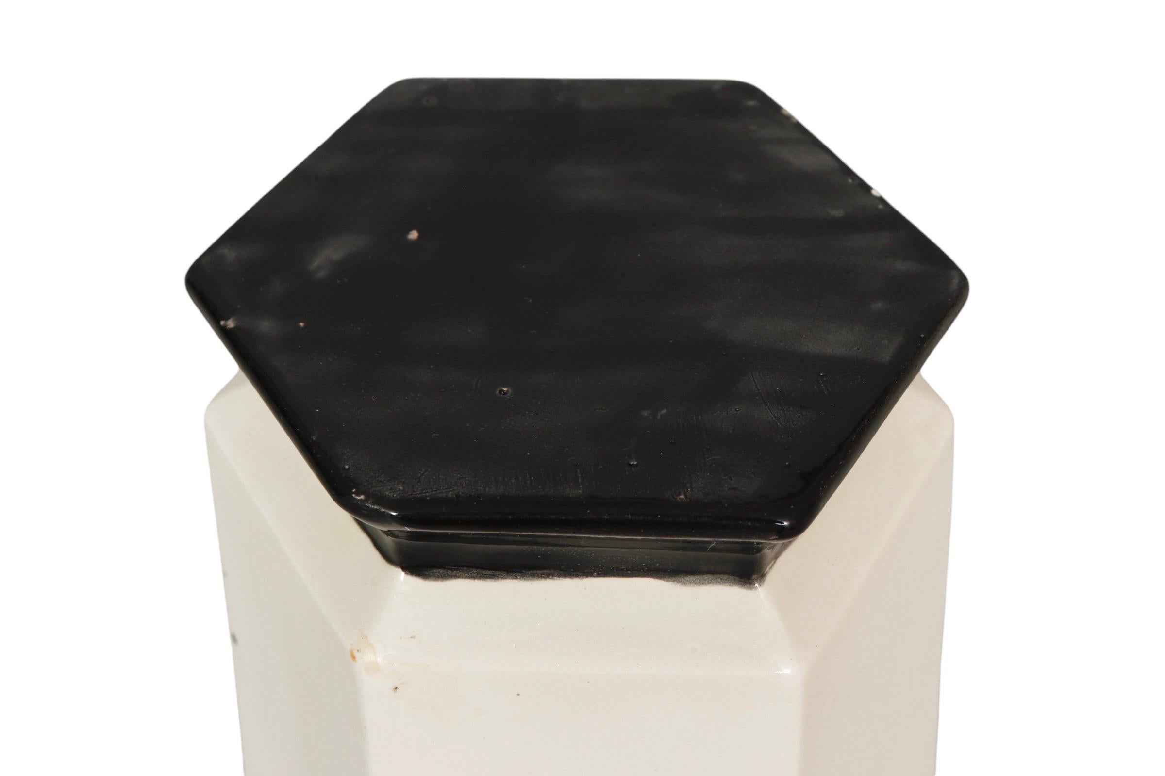 Vaso in ceramica dipinto a mano e firmato in vendita 1