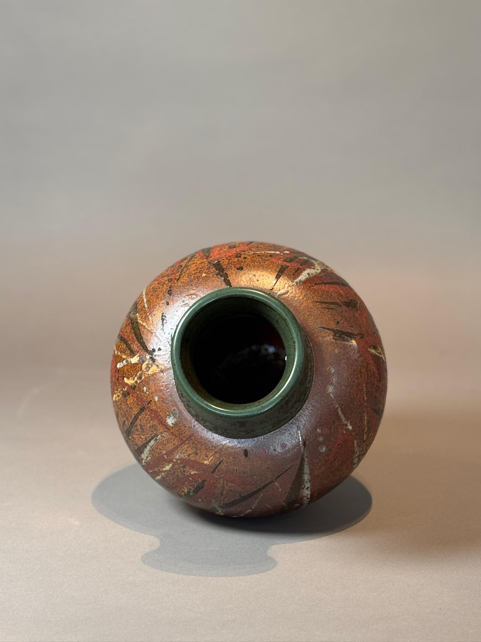 Mid-Century moderno Vaso in gres firmato e lavorato a mano con smaltatura ricca di terra in vendita
