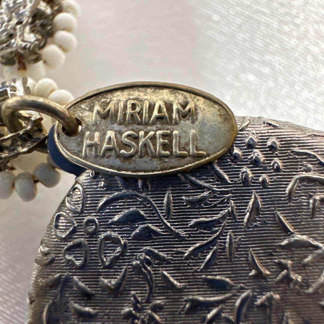 Signed Haskell Large Delicate Black and White Glass Vintage Locket Brooch (Broche pendentif vintage en verre noir et blanc) en vente 3