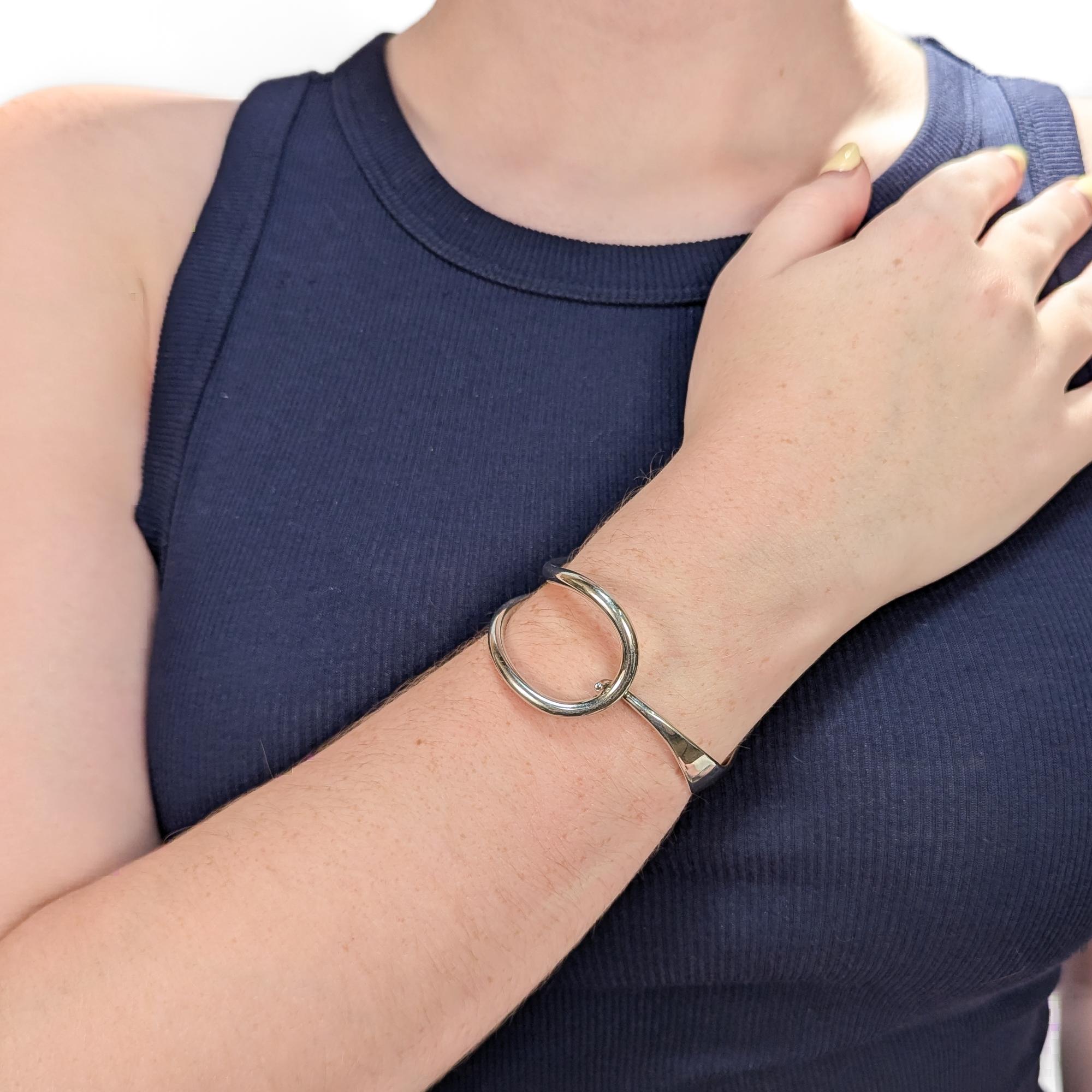 Un raffinato bracciale modernista firmato.

In argento sterling.

In una forma astratta, ondulata e traforata.

Con chiusura a occhiello e gancio.

Marcato all'interno e firmato Hayner.

Un design modernista semplicemente meraviglioso!

Data: 
Metà