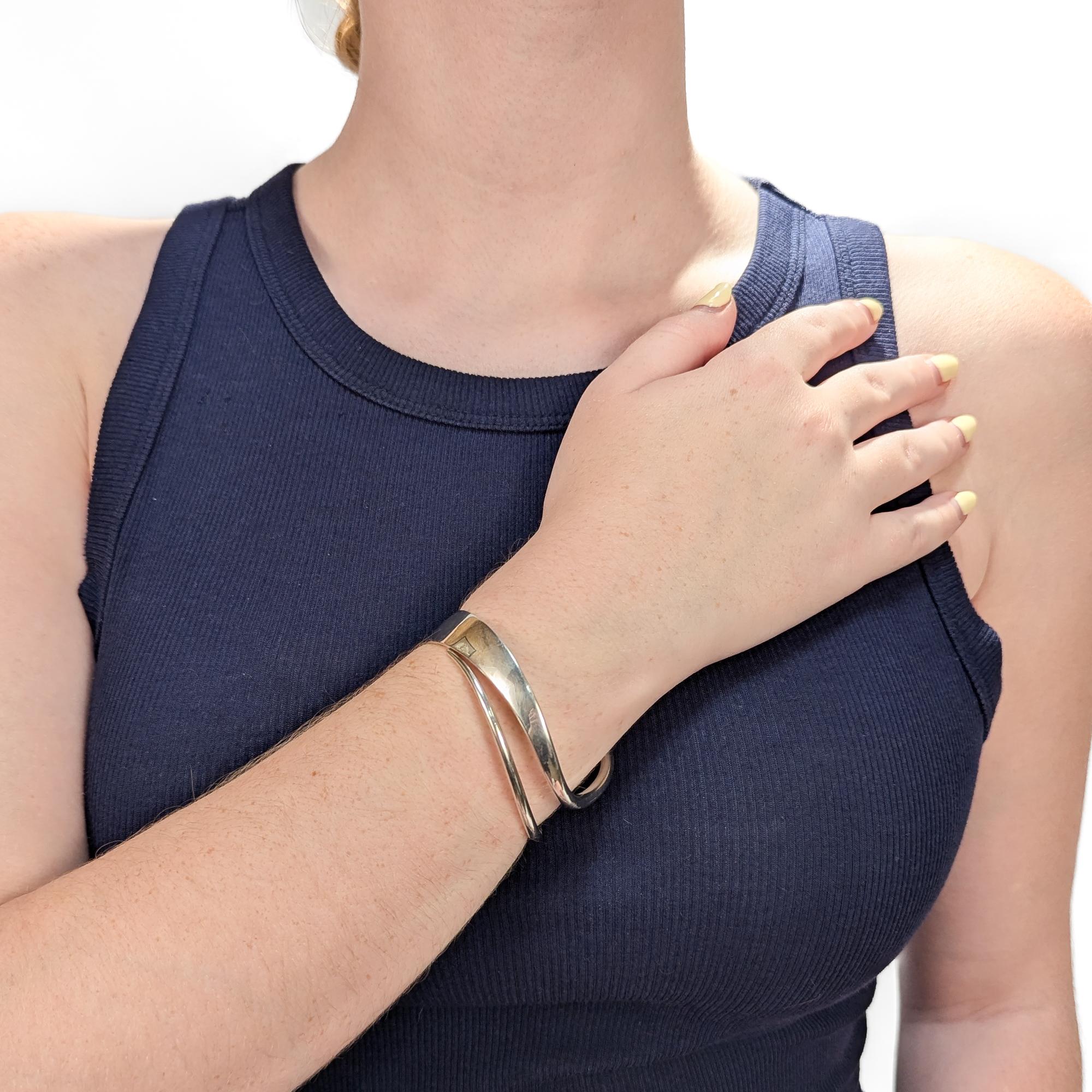 Modernista Bracciale firmato Hayner Modernist in argento sterling con bracciale ondulato e traforato in vendita
