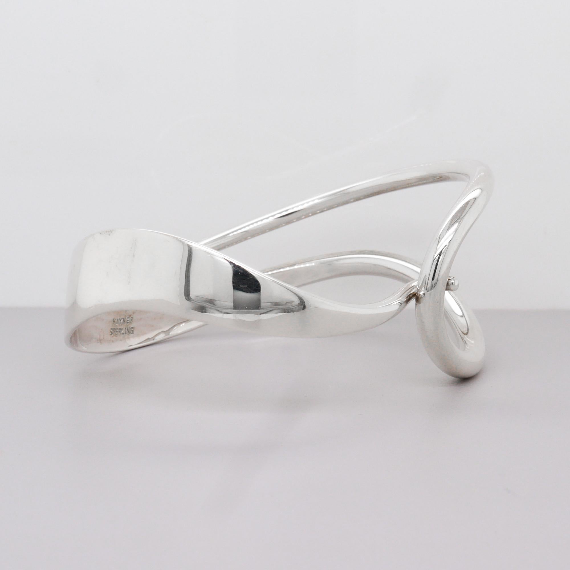 Bracciale firmato Hayner Modernist in argento sterling con bracciale ondulato e traforato In condizioni buone in vendita a Philadelphia, PA