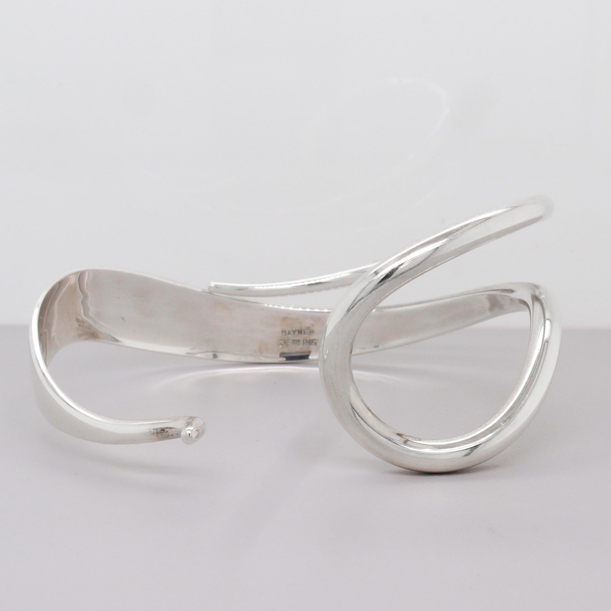 Bracciale firmato Hayner Modernist in argento sterling con bracciale ondulato e traforato in vendita 1