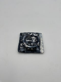 Escultura/ Pisapapeles ''Ejecutivo troyano'' de bronce pesado firmado