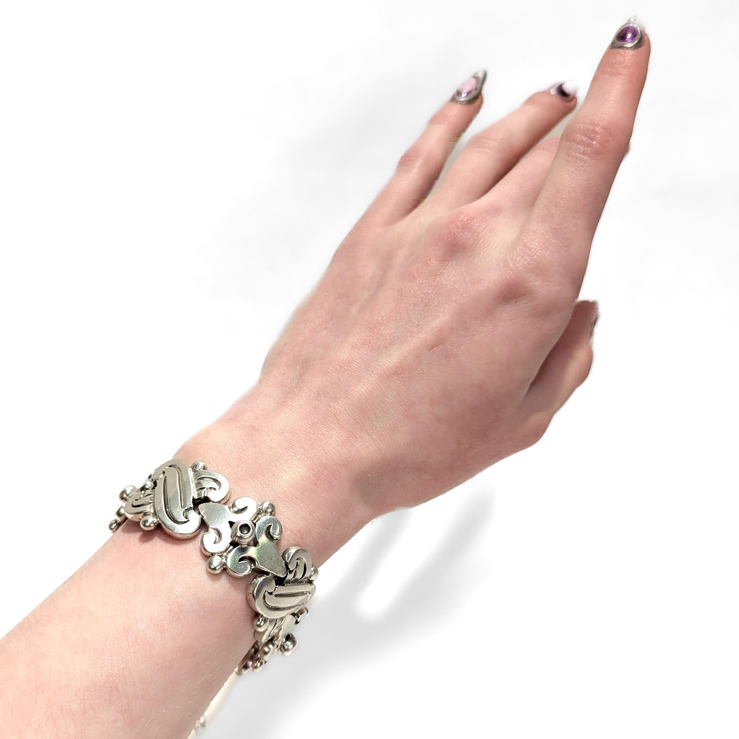 Signed Hector Aguilar Mexican Mid-Century Sterling Silver Fertility Bracelet Moderno en venta