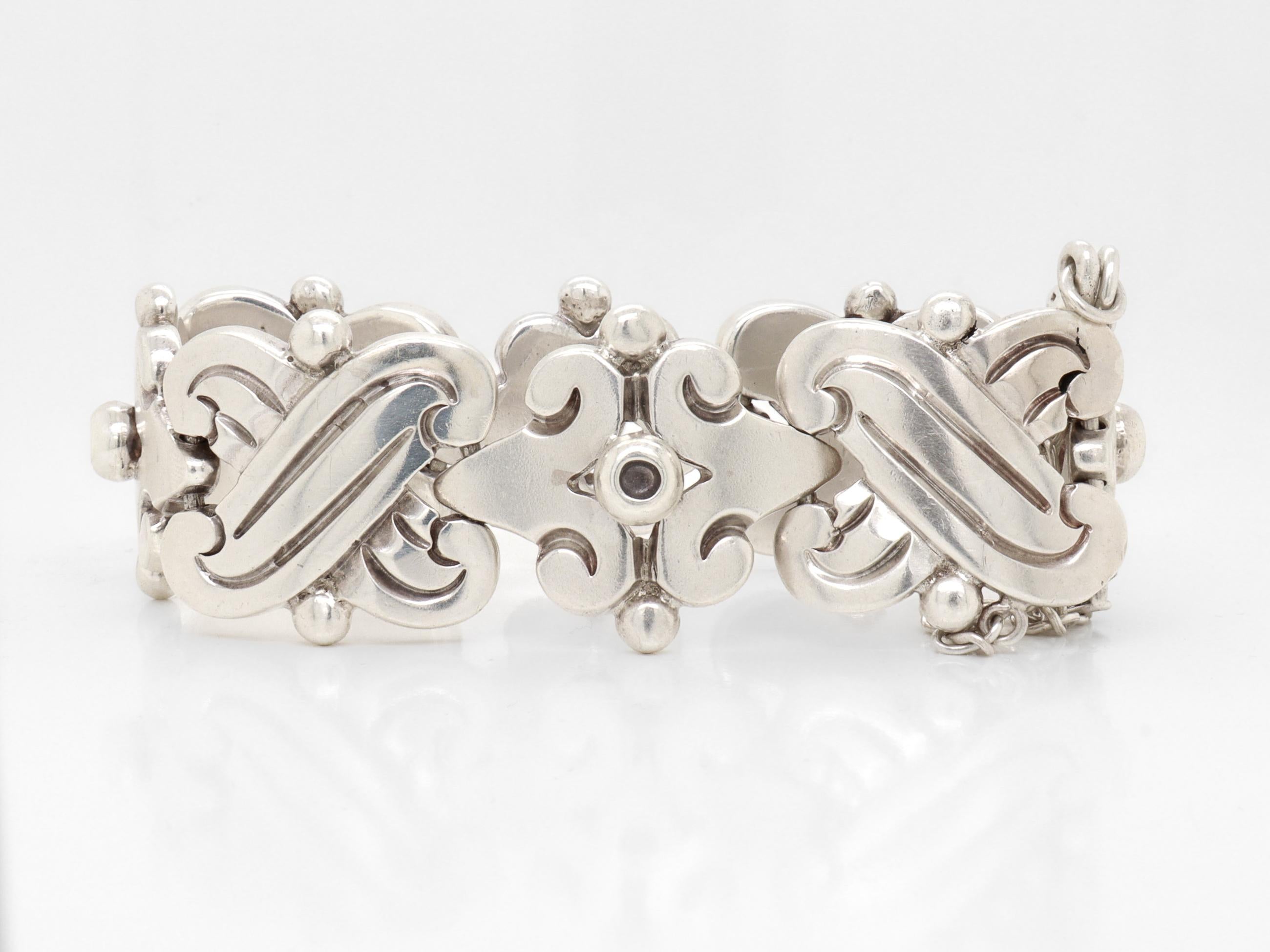 Signed Hector Aguilar Mexican Mid-Century Sterling Silver Fertility Bracelet en Bueno estado para la venta en Philadelphia, PA