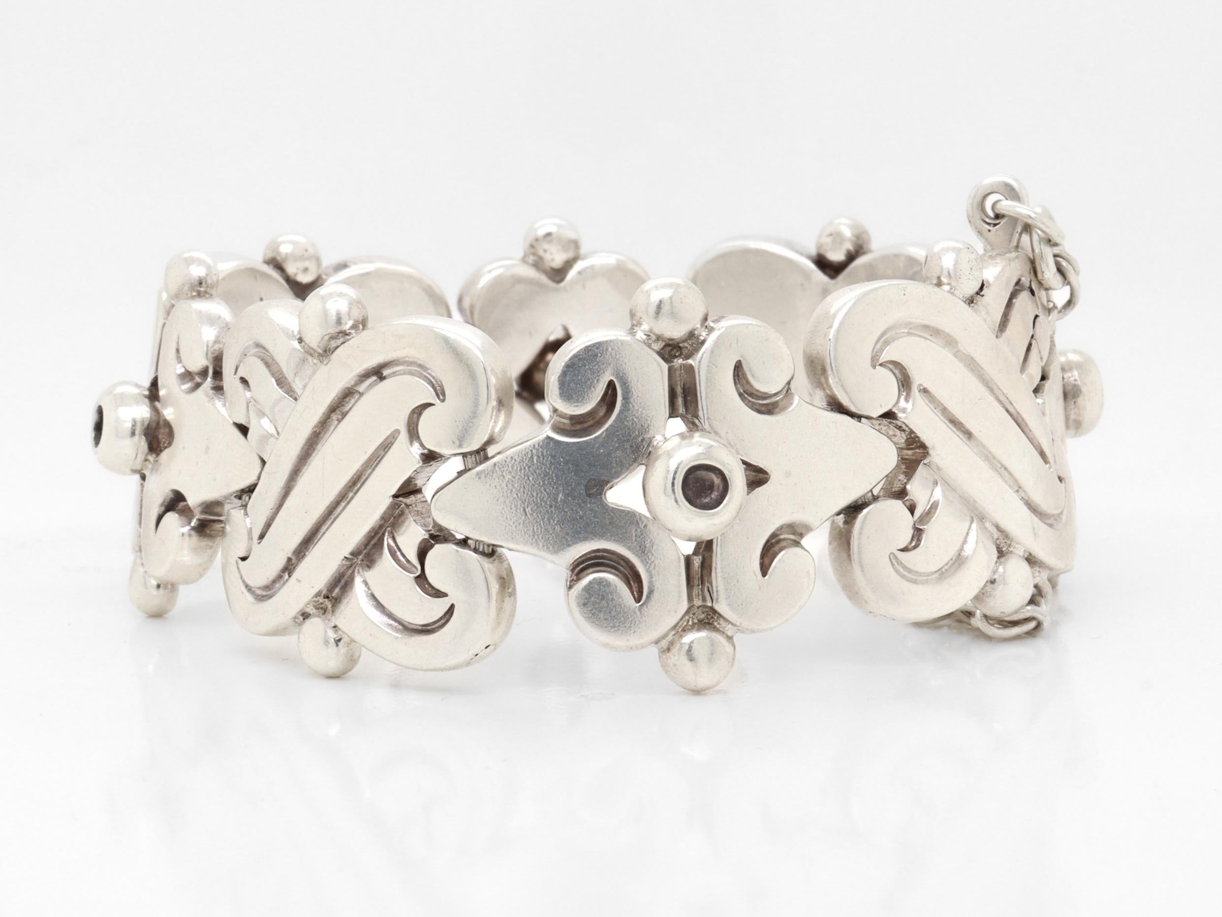 Femenino o masculino Signed Hector Aguilar Mexican Mid-Century Sterling Silver Fertility Bracelet en venta