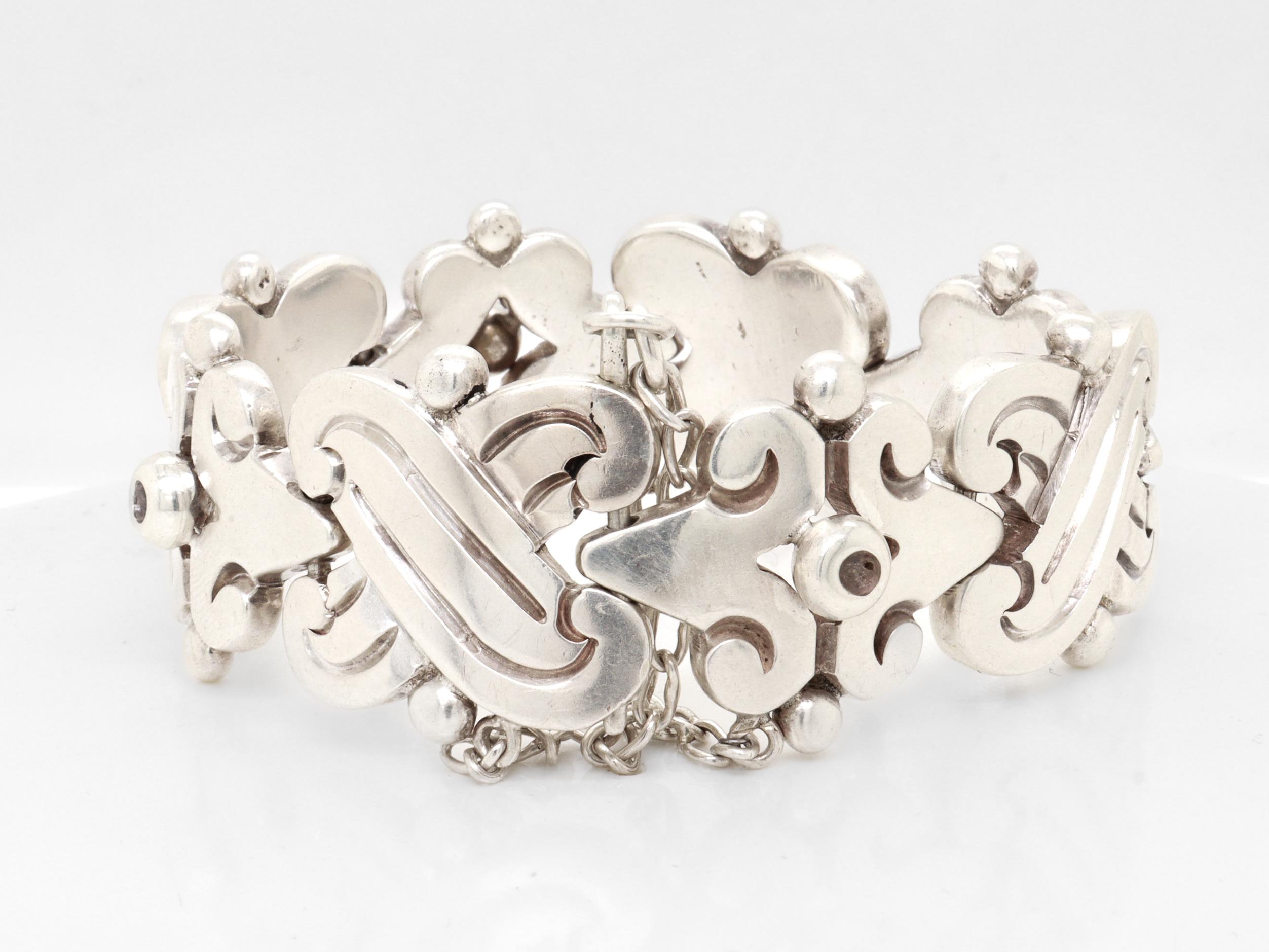 Signed Hector Aguilar Mexican Mid-Century Sterling Silver Fertility Bracelet en venta 1