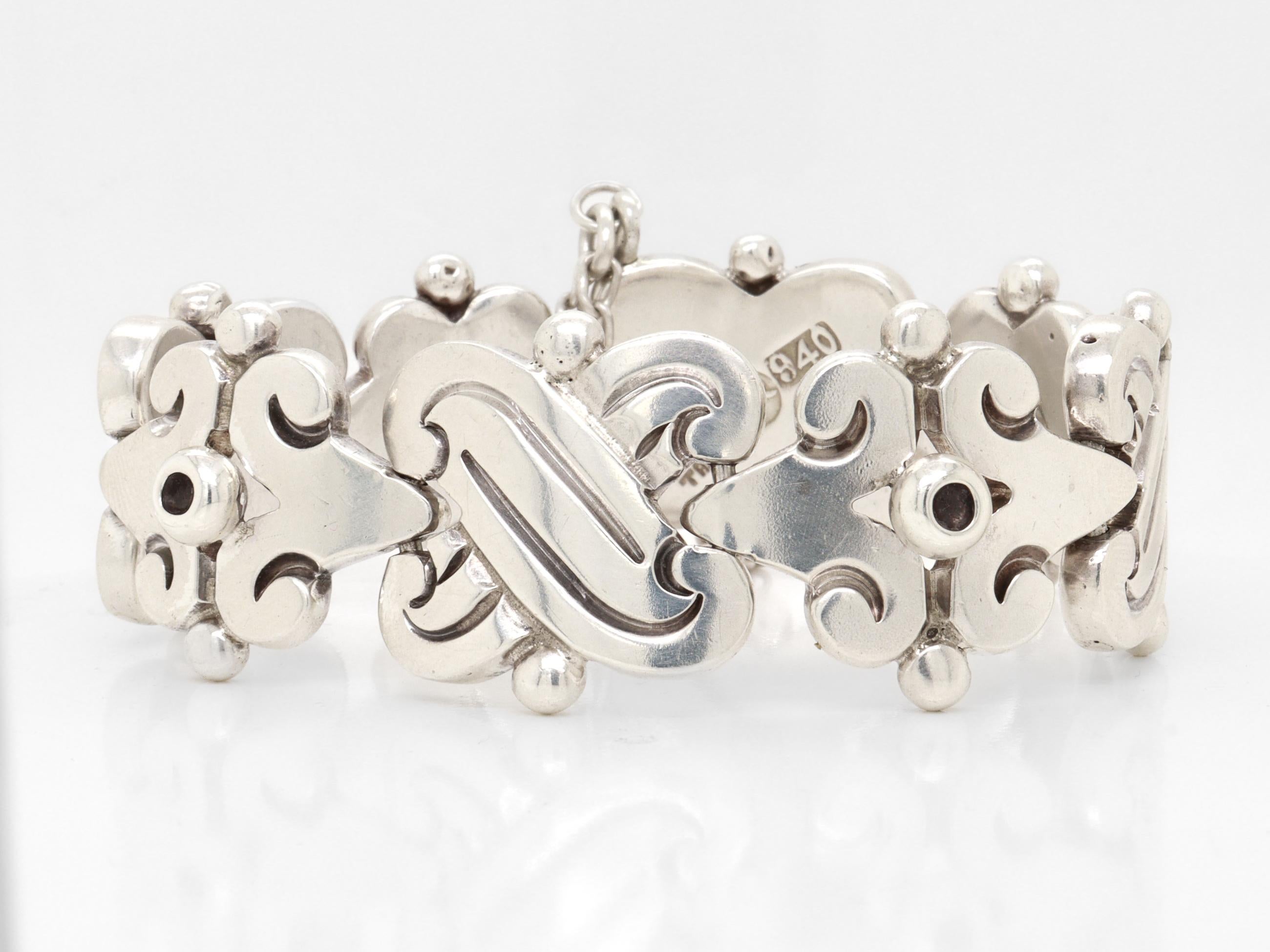 Signed Hector Aguilar Mexican Mid-Century Sterling Silver Fertility Bracelet en venta 2