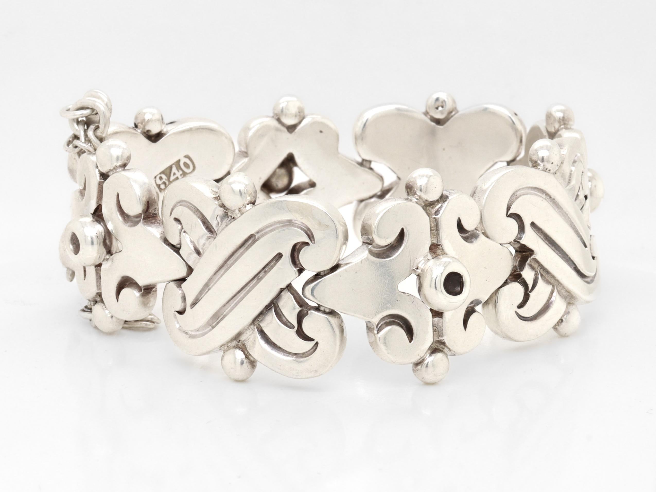 Signed Hector Aguilar Mexican Mid-Century Sterling Silver Fertility Bracelet en venta 3
