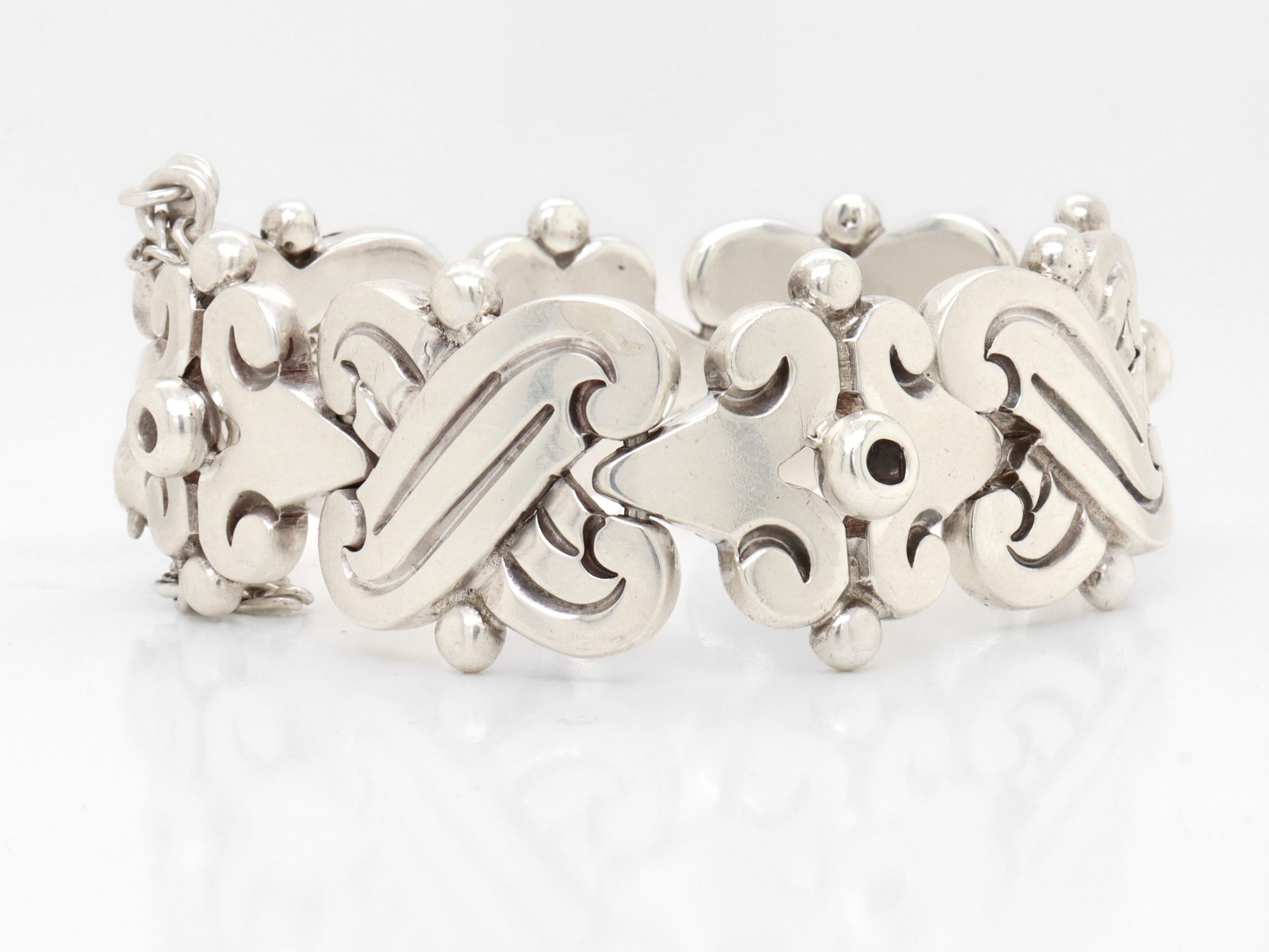 Signed Hector Aguilar Mexican Mid-Century Sterling Silver Fertility Bracelet en venta 4