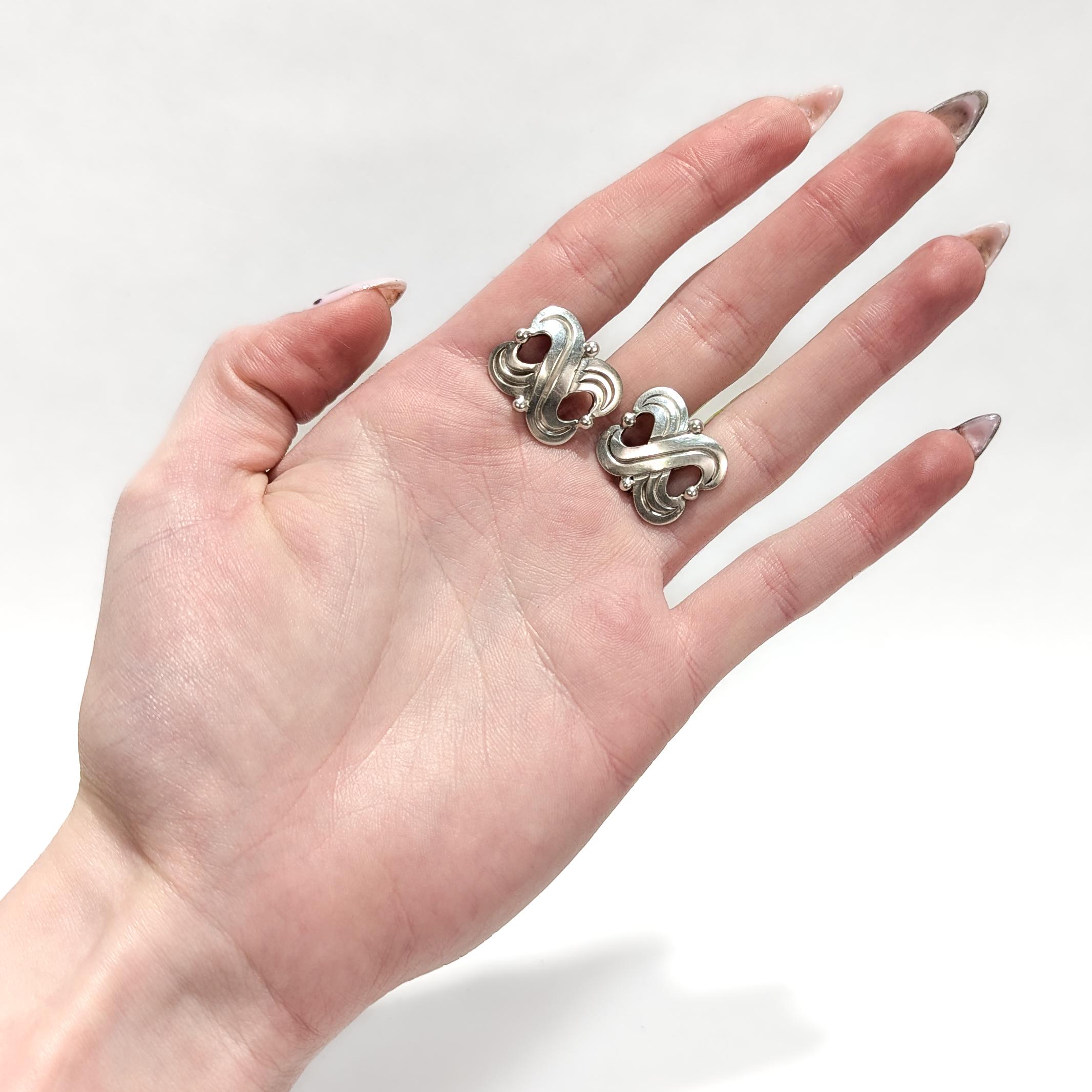Signed Hector Aguilar Mexican Mid-Century Sterling Silver Screwback Earrings In Good Condition For Sale In Philadelphia, PA