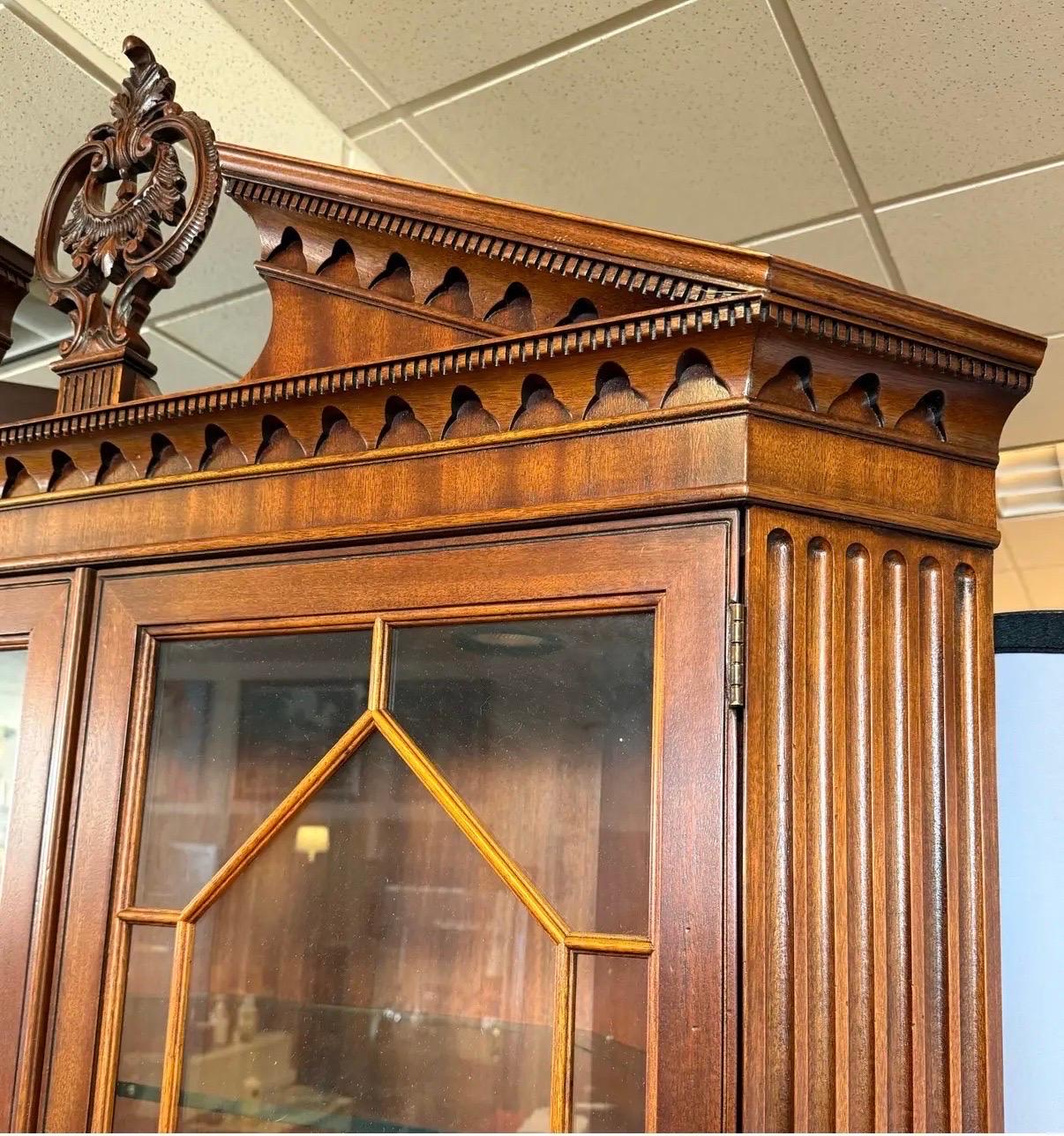 Signed Henredon Furniture Illuminated Mahogany Corner Cabinet China Breakfront In Good Condition In West Hartford, CT