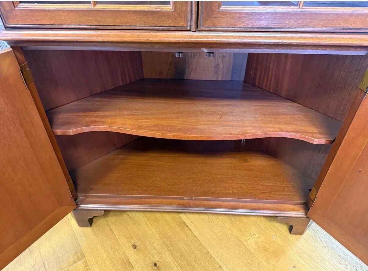 Glass Signed Henredon Furniture Illuminated Mahogany Corner Cabinet China Breakfront