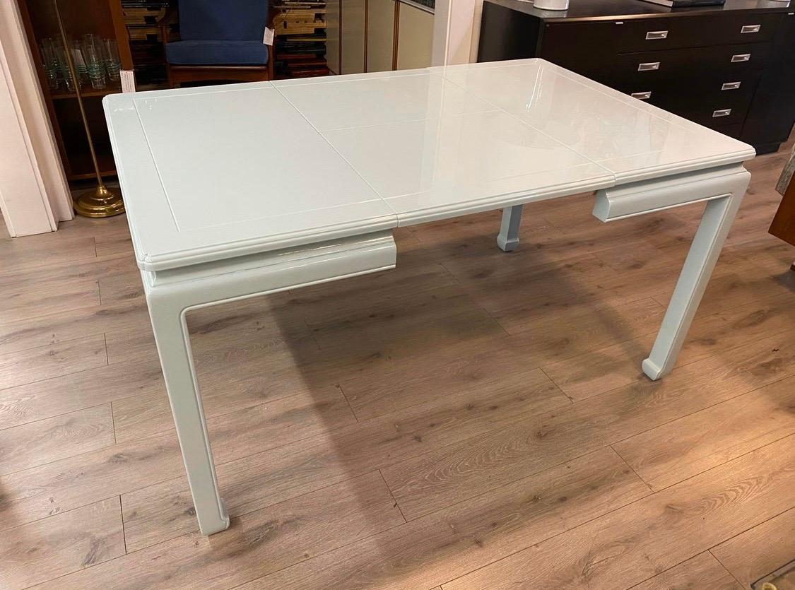 Signed Henredon Mid-Century Modern Newly Lacquered Expandable Dining Table In Good Condition In West Hartford, CT
