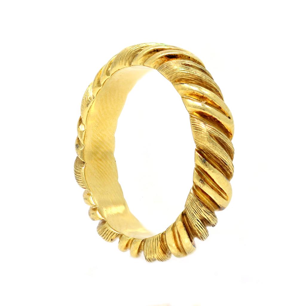 A Henry Dunay 18K yellow gold band ring with swirl motif, size 7. Made in the USA during the 1990s. This hallmarked Henry Dunay band ring fits a size 7 and weighs 7.6 grams.