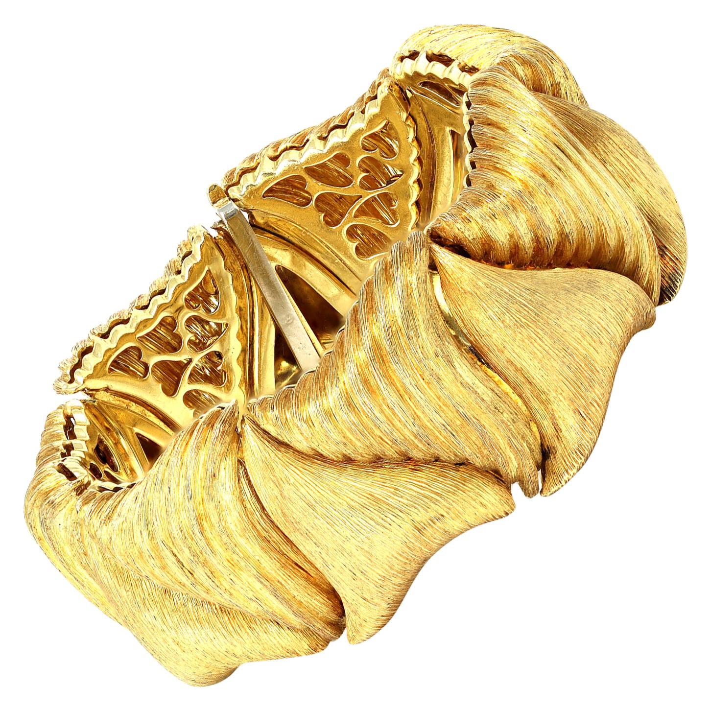 Signed Henry Dunay Textured Gold Link Bracelet in 18 Karat Yellow Gold For Sale