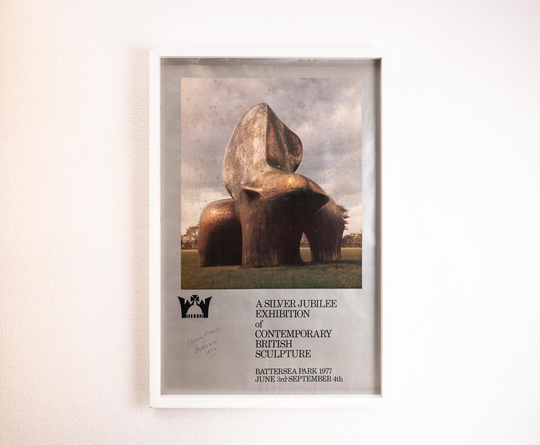 Affiche d'exposition du jubilé d'argent de la sculpture dans le parc de Battersea signée et datée par Henry Moore. Angleterre, 1977

Un exemplaire signé de cette affiche se trouve dans la collection de la fondation Henry Moore.

L'œuvre figurant