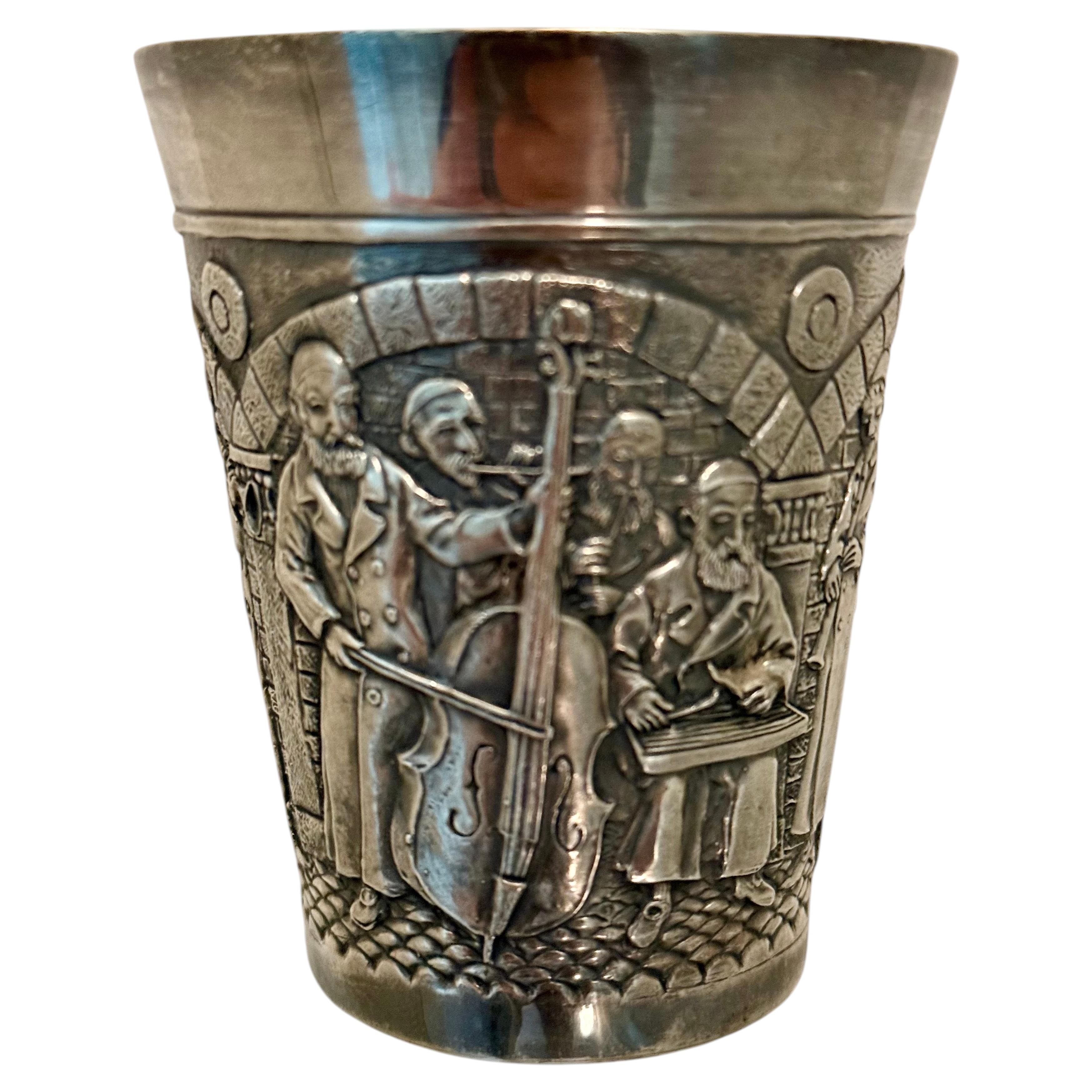 Signée Henryk Winograd Sterling Silver Judaica Repousse Cup Late 20th C NY 1991 en vente