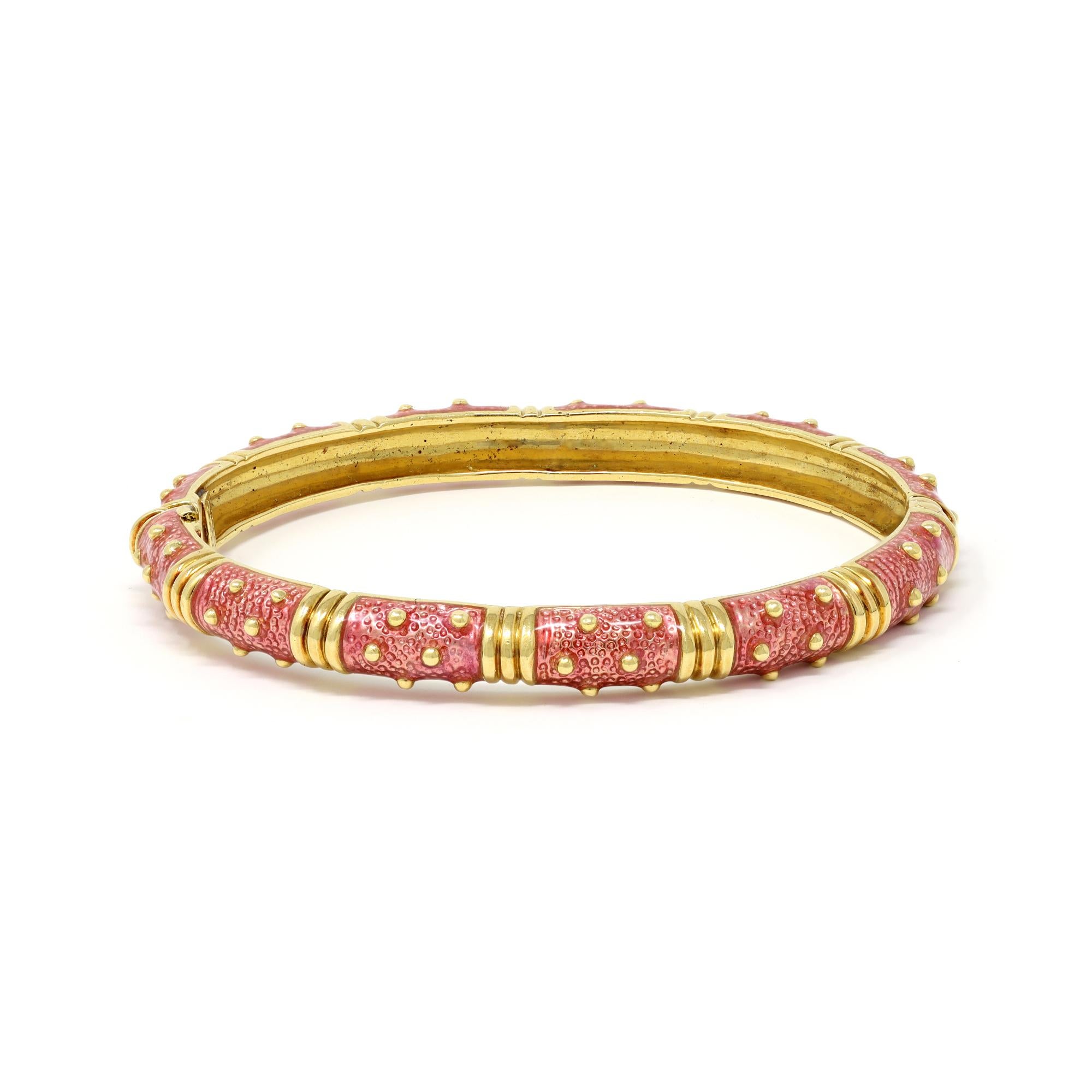 Ein rosa emaillierter Armreif, signiert Hidalgo, um 1990. Der wunderschön gearbeitete Armreif ist in 18 Karat Gold gefasst und hat ein Bruttogewicht von 32,2 Gramm. Es passt für ein Handgelenk von 6,25
