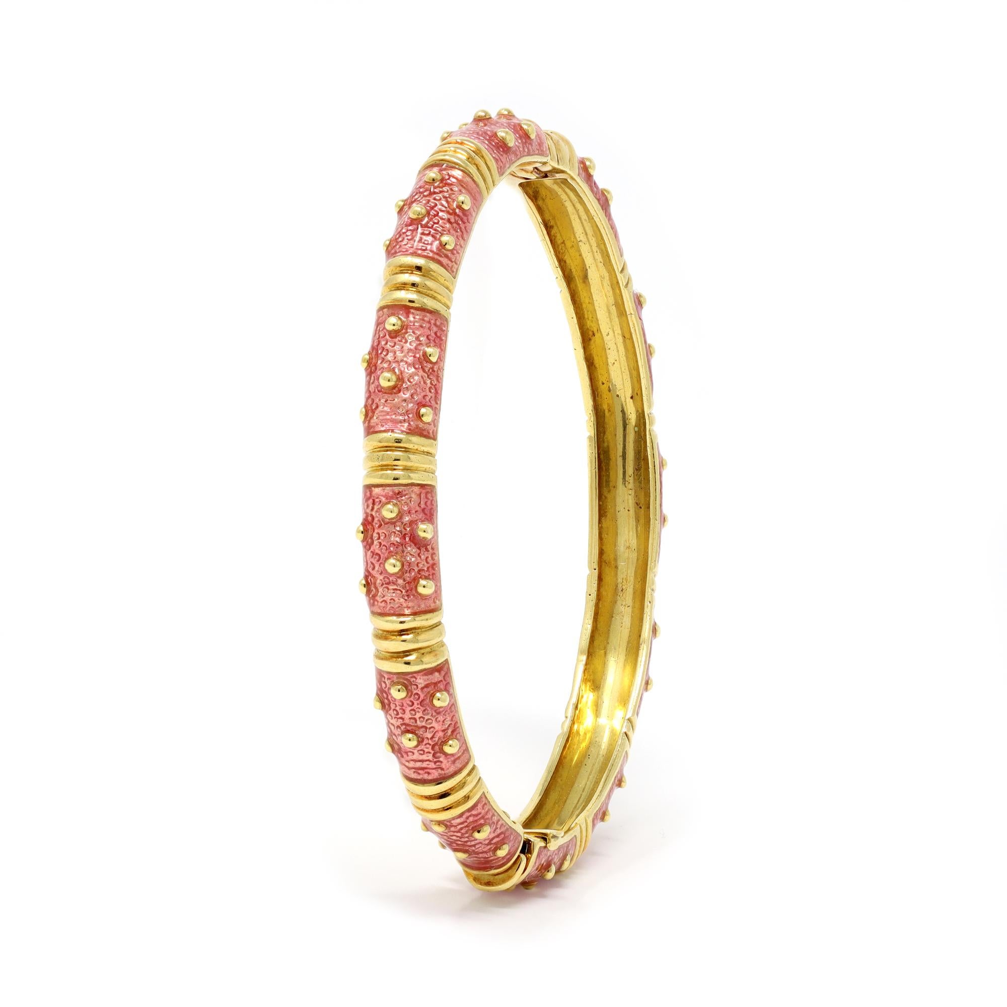 Armreif, signiert Hidalgo, 18 Karat Gelbgold & rosa Emaille (Moderne)