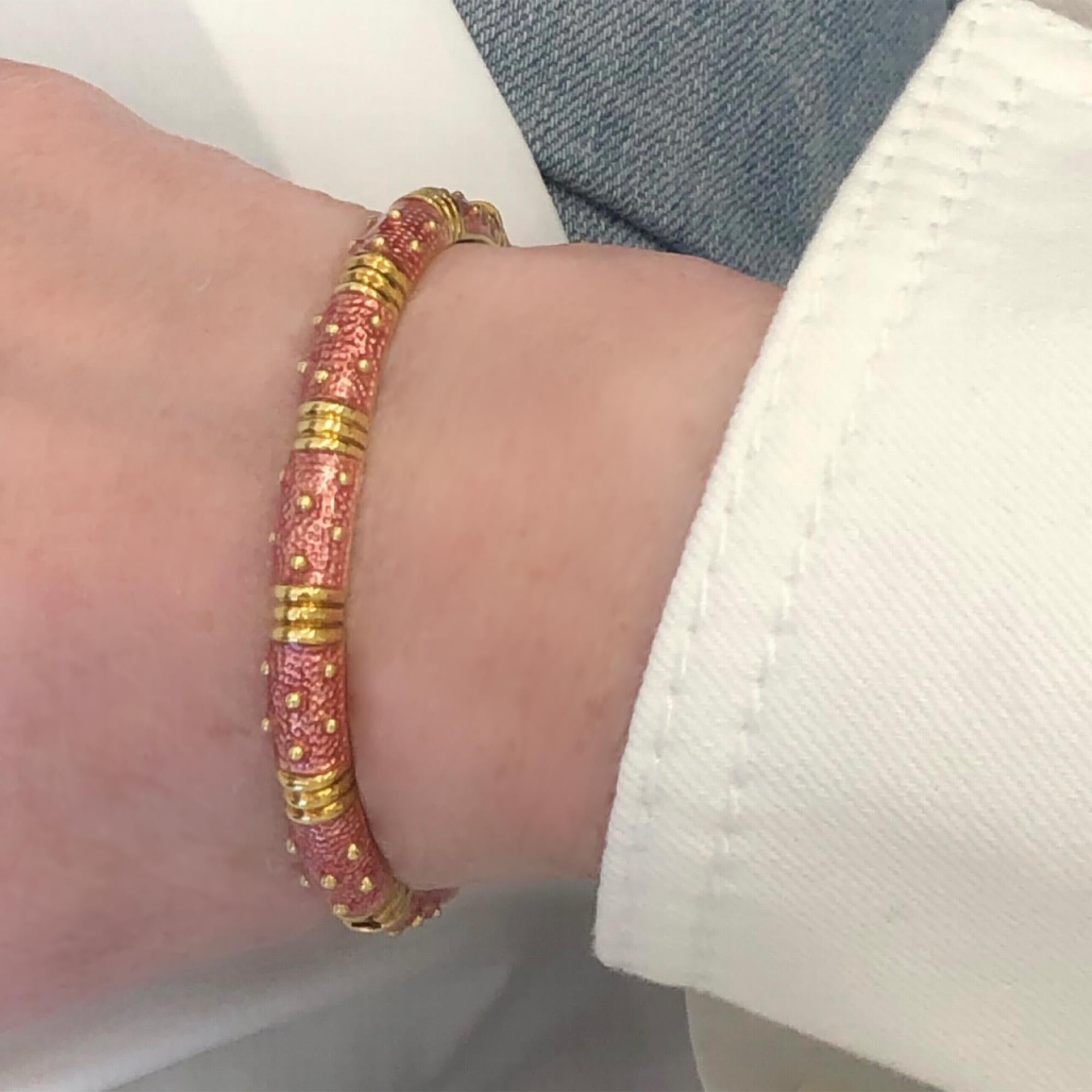 Armreif, signiert Hidalgo, 18 Karat Gelbgold & rosa Emaille 1