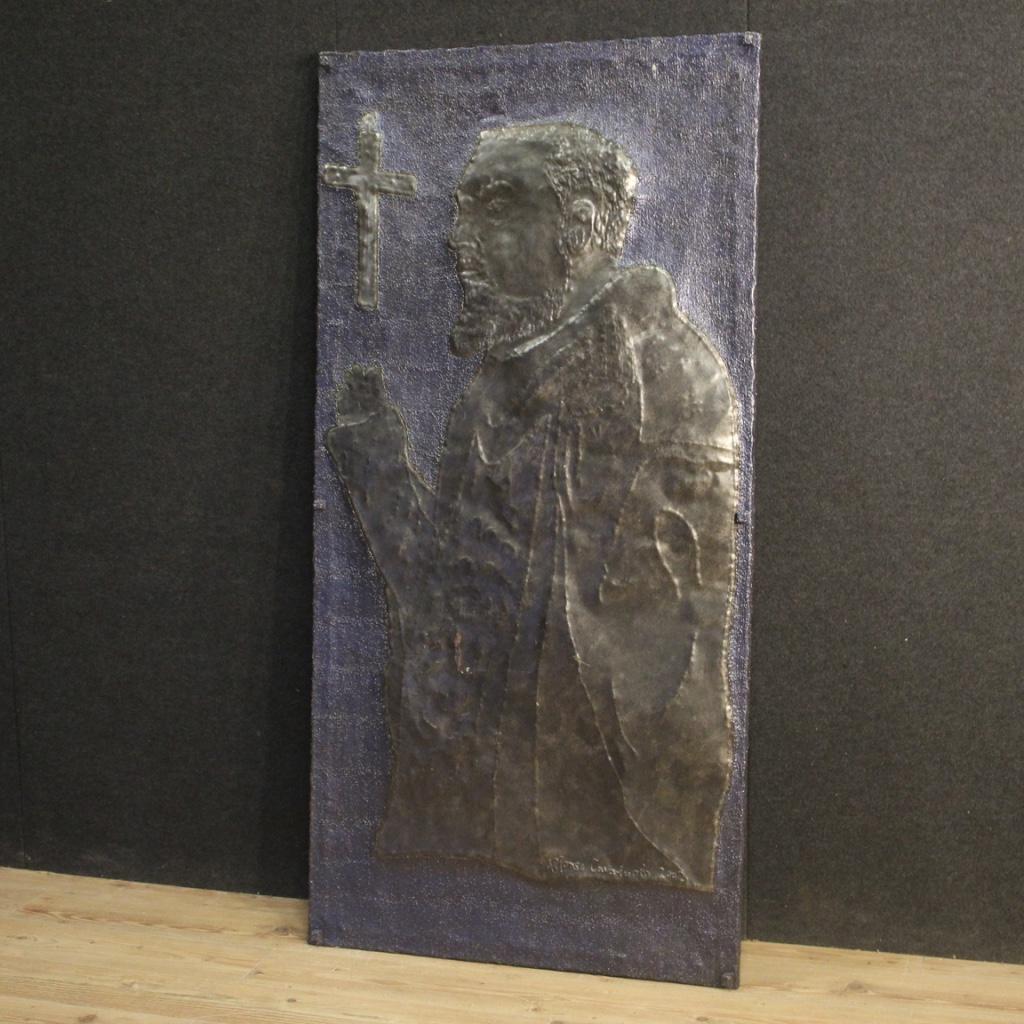 Sculpture in high relief signed Alfonso Cavaiuolo and dated 2002, missing authentication. Painted metal work and chiseled depicting representation of Padre Pio. Sculpture for antiquarians and collectors of great measure and impact. Considerable