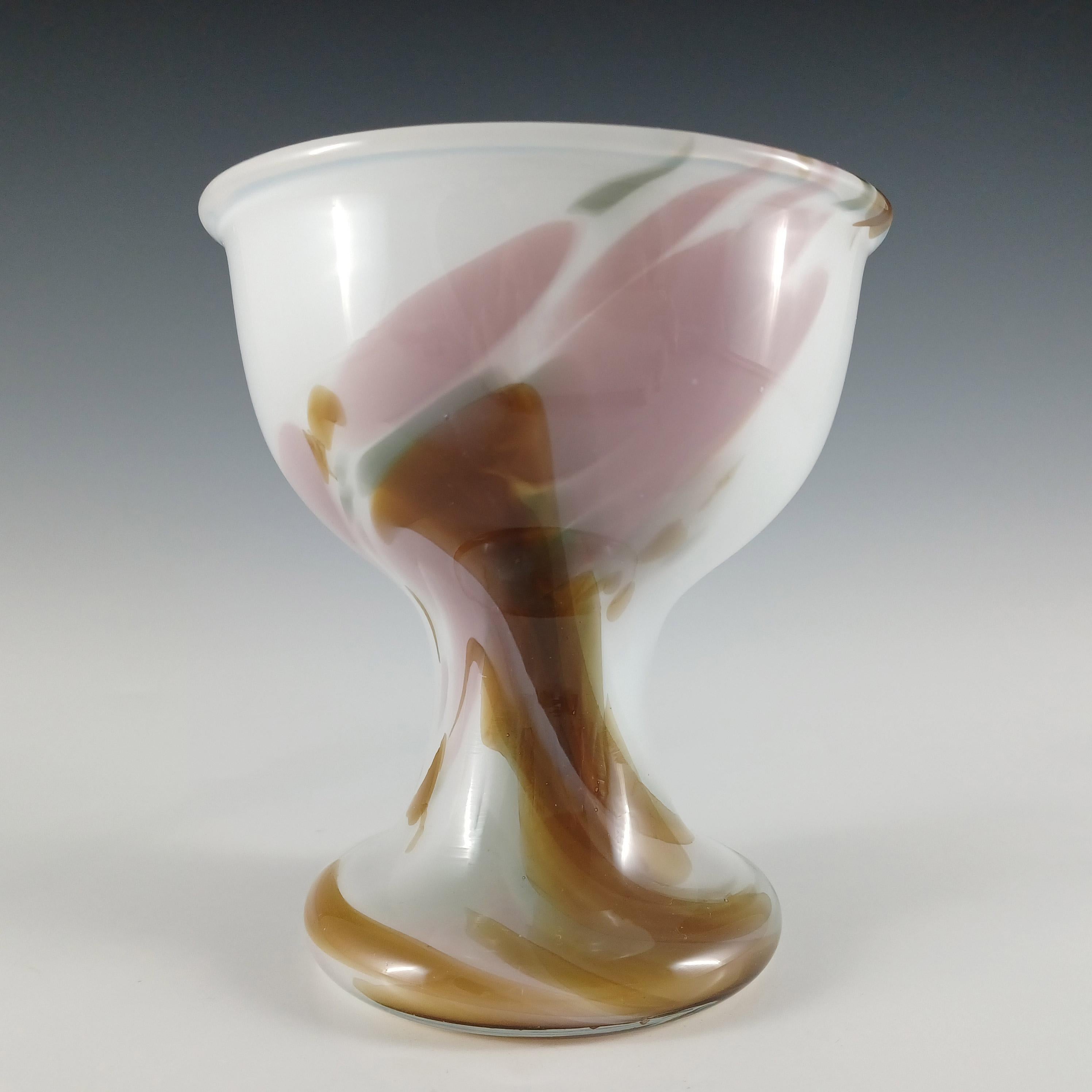 Uno splendido vaso scandinavo in vetro bianco opaco con volute marroni, verdi e viola. Realizzato dalla danese Per Lutken for Holmegaard e disegnato da Per Lutken, fa parte della sua linea Najade, firmato alla base.

Dimensione
Misura circa 4,75