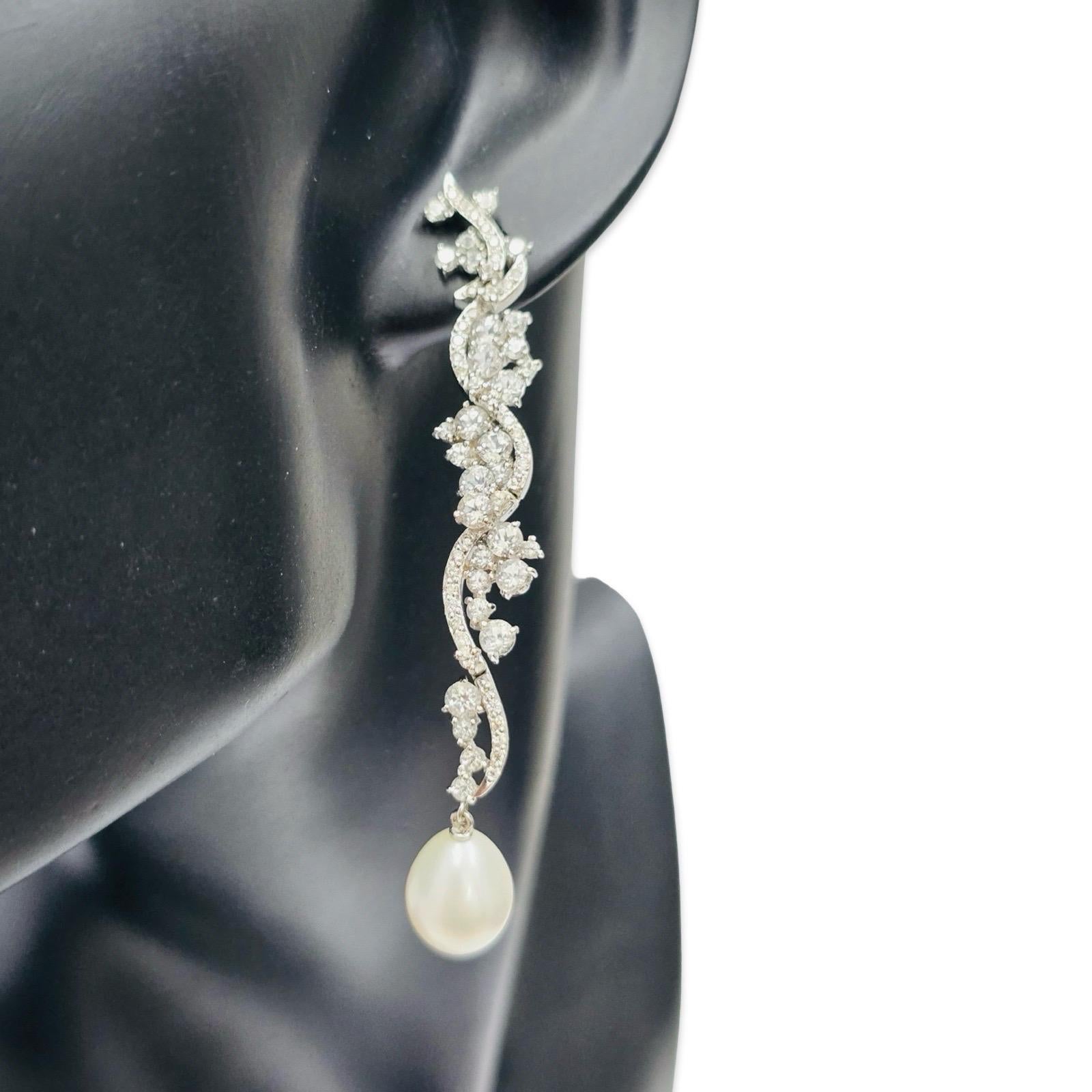 Taille ronde ART OF PEARLS - Pendants d'oreilles Art Déco en diamants et perles 18K en vente