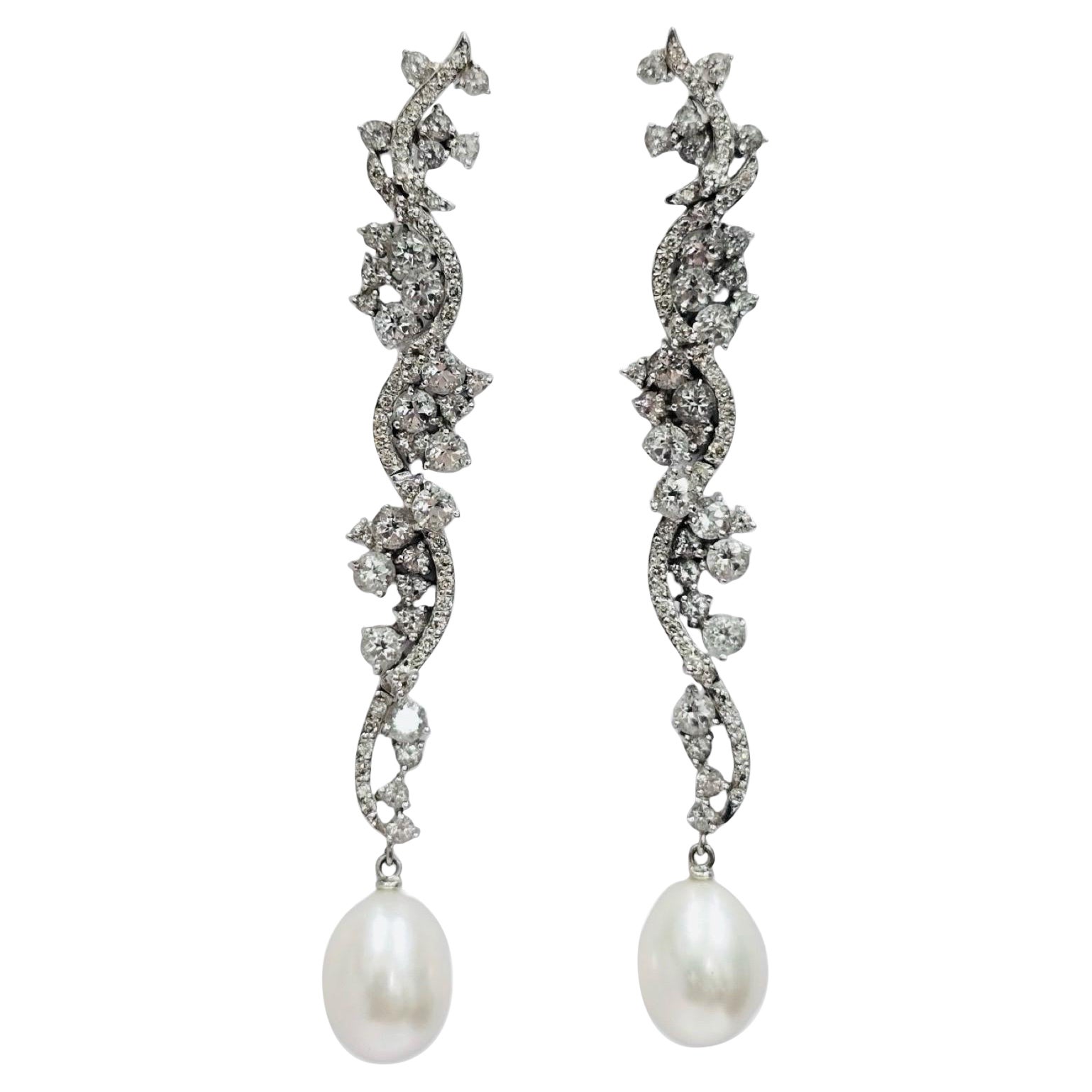 ART OF PEARLS - Pendants d
oreilles Art Déco en diamants et perles 18K en vente