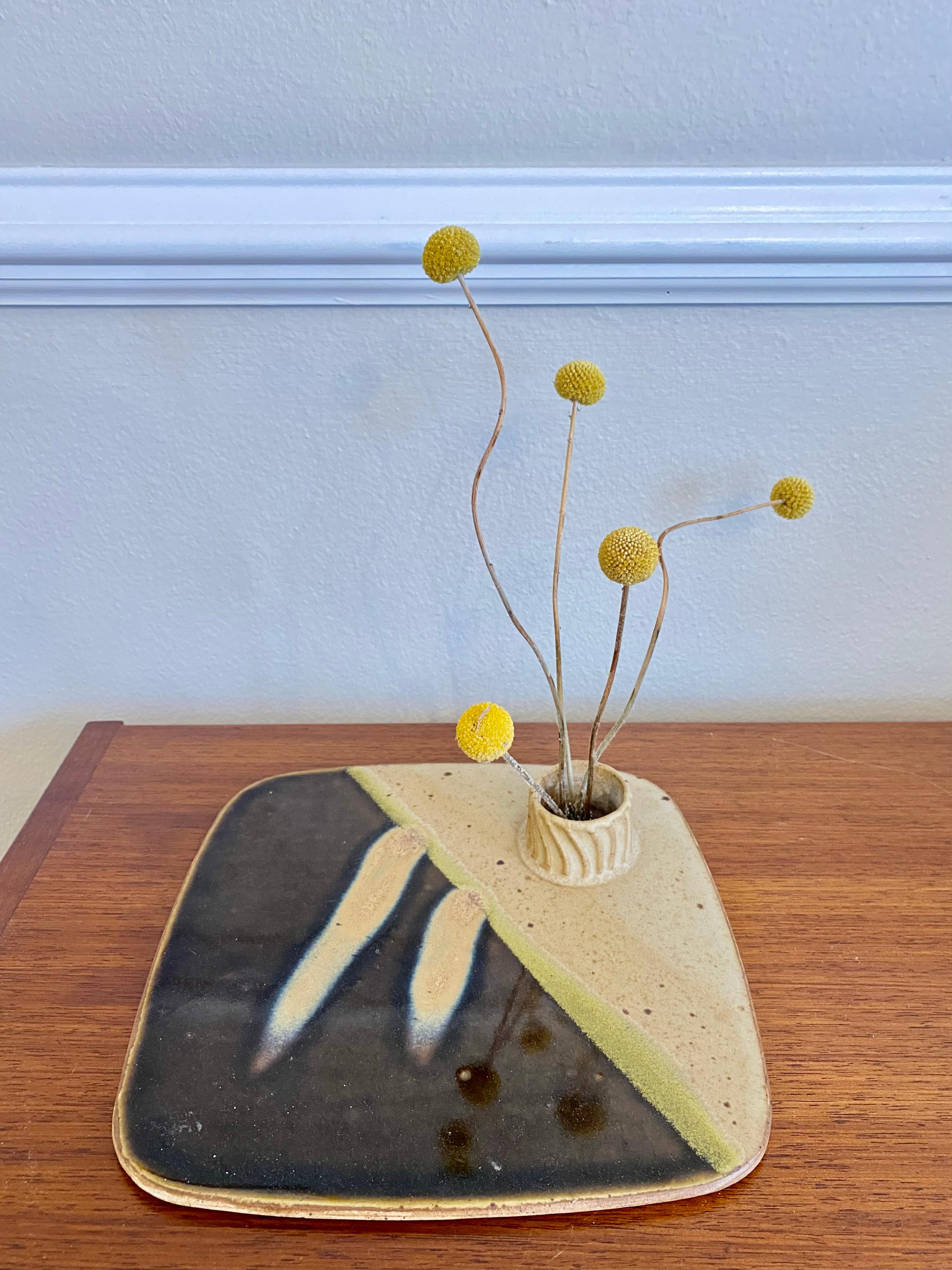 Una pieza de Ikebana de cerámica esmaltada, firmada por el artista y fabricada a mano; este recipiente de cerámica distintivo, hecho a mano, está diseñado para el arte japonés del Ikebana, la práctica de disponer las flores de forma que se enfatice