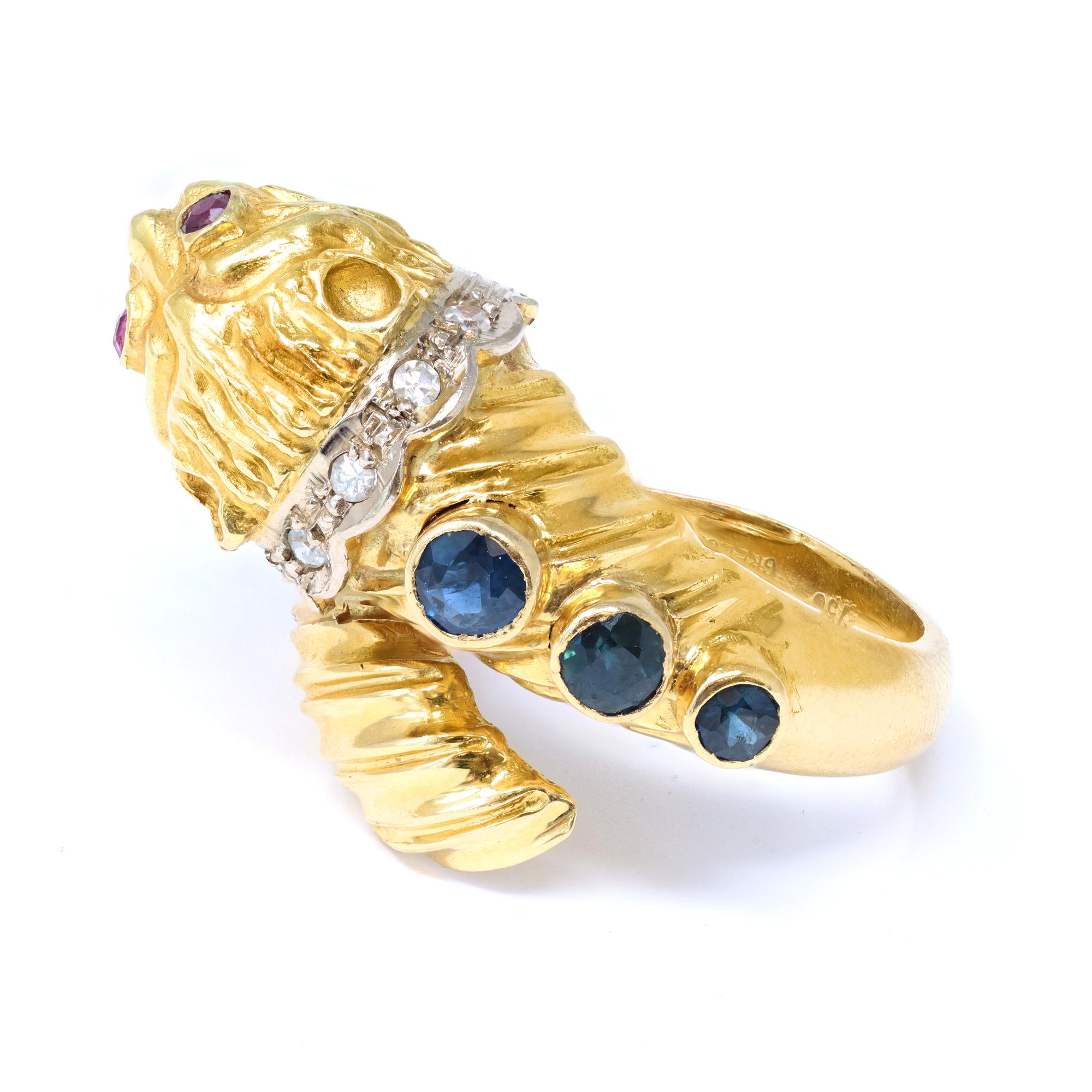 Ein Vintage Ring um 1970, signiert von dem beliebten griechischen Schmuckhaus Ilias Lalaounis, mit einem Löwenkopf in einer Bypassform.
Der Ring zeigt eine komplizierte Goldarbeit, die von antiken griechischen Schmuckstücken inspiriert ist. Er ist