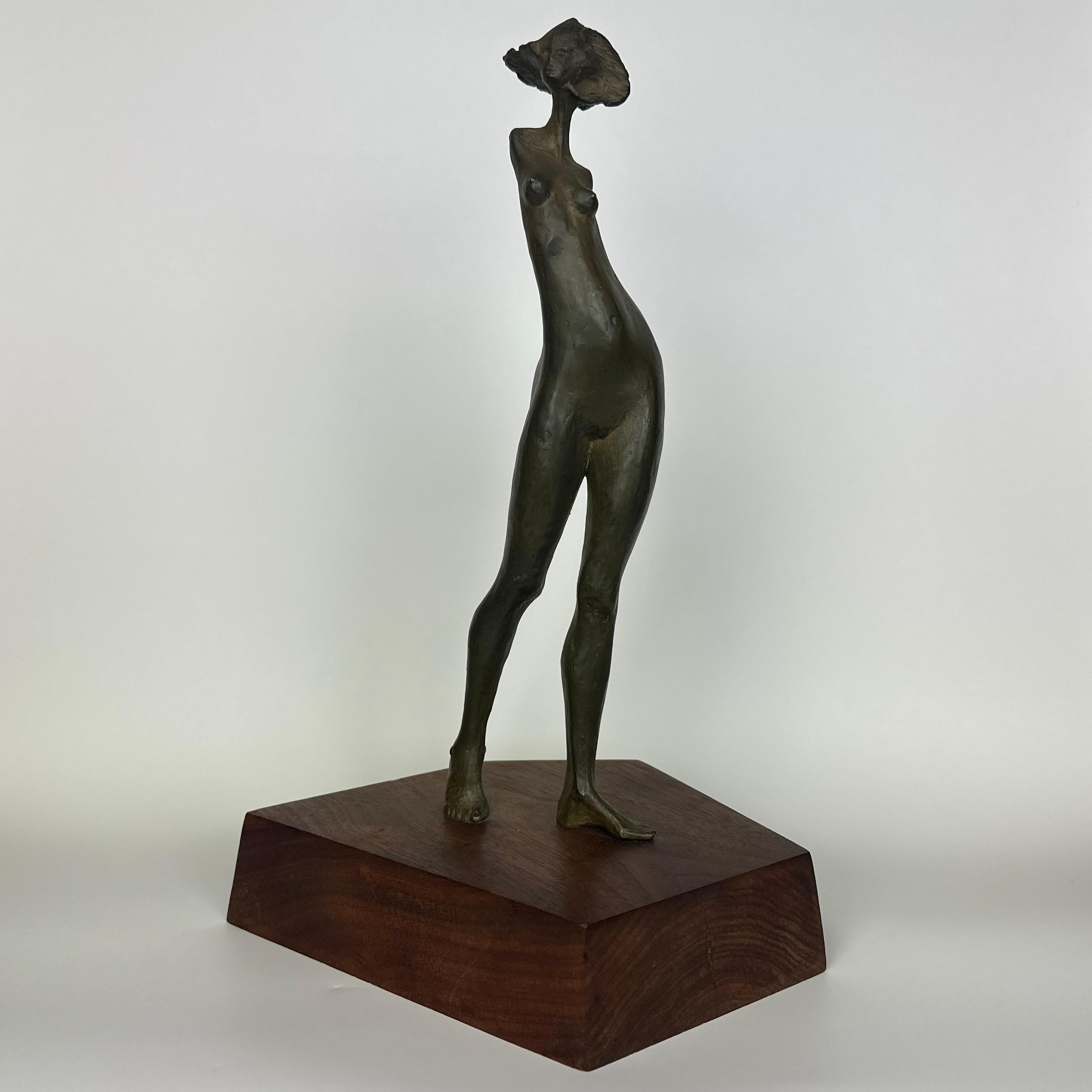 Scultura in bronzo firmata Immi Storrs, nudo femminile modernista, su base di noce
Quest'opera è la numero 5 dell'edizione di 5. 
Il bronzo è firmato sulla parte inferiore del piede 