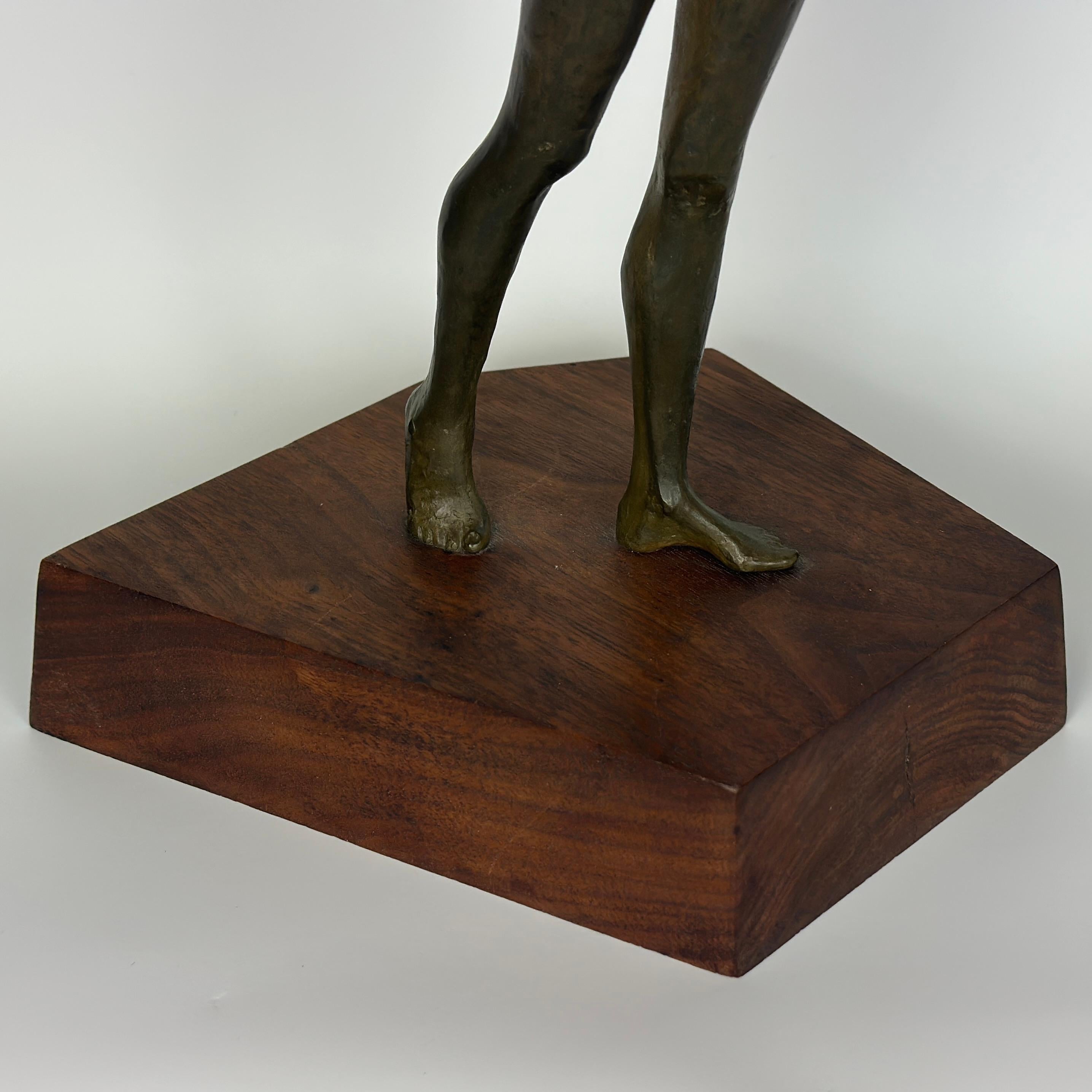 Scultura in bronzo firmata Immi Storrs, nudo femminile modernista, su base di noce in vendita 1