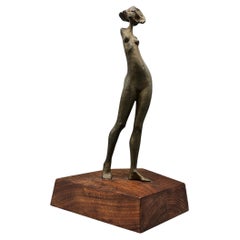 Escultura modernista femenina desnuda en bronce sobre base de nogal firmada por Immi Storrs