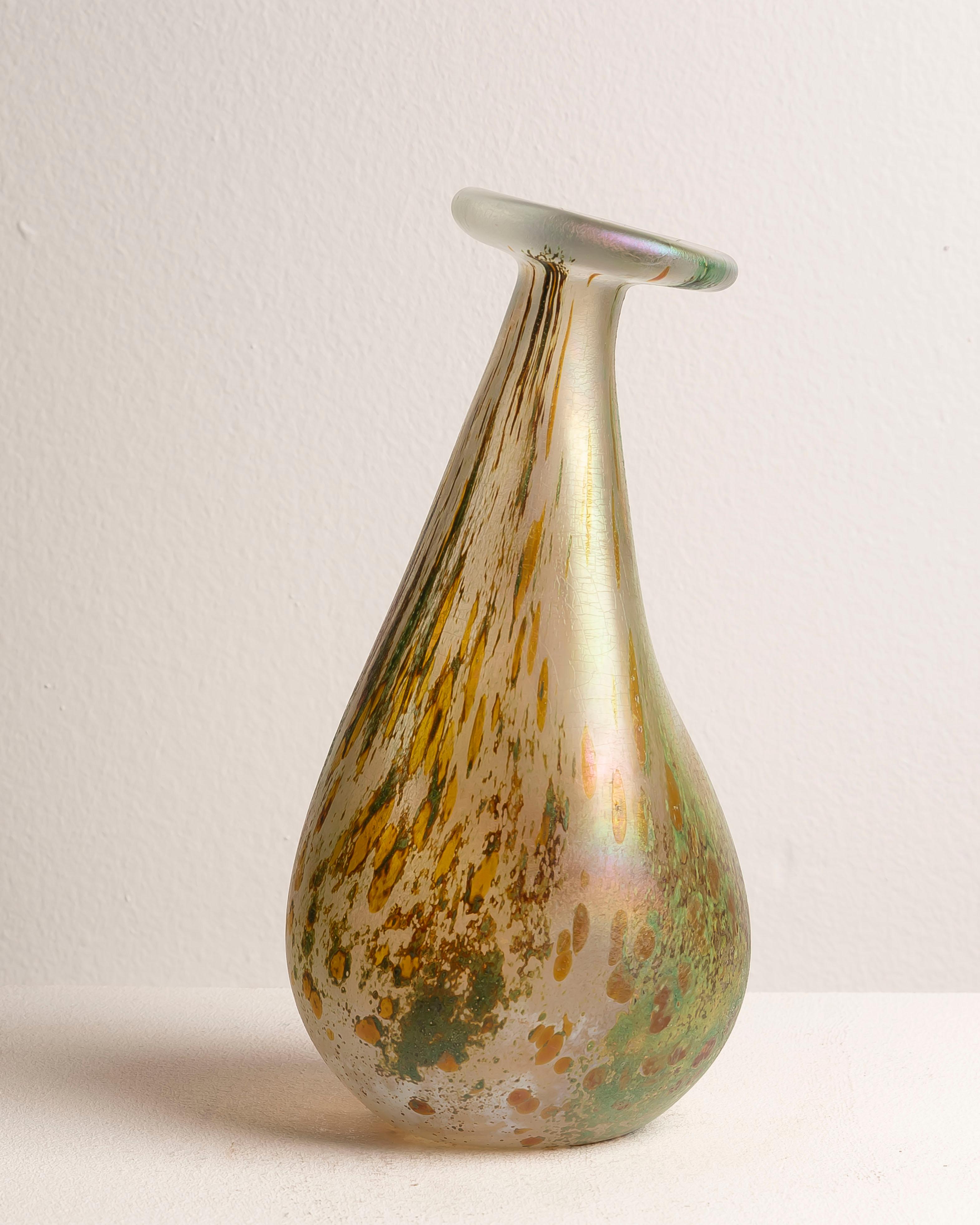 Signed Iridescent Studio Art Glass Vase, 1986 For Sale 7