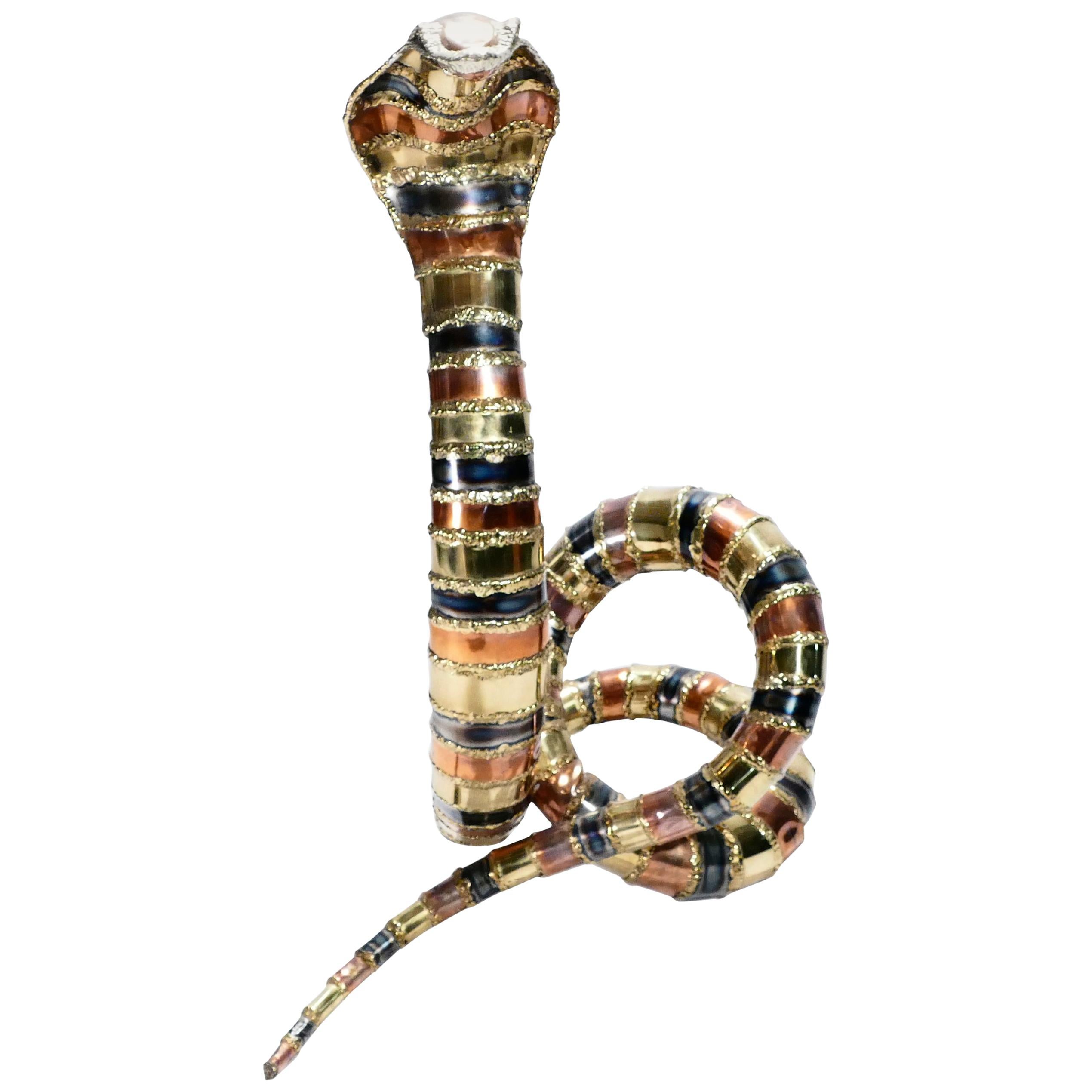 Avec la forme réaliste d'un cobra prêt à frapper, ce lampadaire Hollywood Regency est un rappel peu subtil de la richesse, des contrastes de couleurs et des courbes sculpturales qui dominaient le style. Elle a été créée et signée par Isabelle