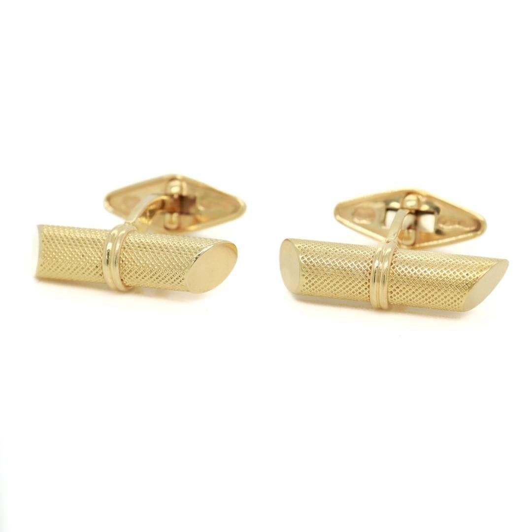 A fine pair of Italian Mid-Century cufflinks.

By Uno a Erre.

In 18 karat gold.

Each with an engine turned (or stipple engraved) head or bar and a toggle connected by a robust tapered post.

Fully hallmarked to the post and toggle back.

Simply