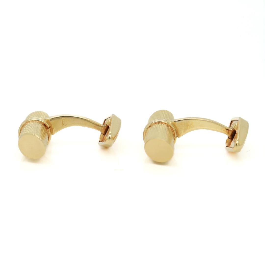 Signed Italian 18K Gold Engine Turned Bar Cufflinks by Unoaerre In Good Condition For Sale In Philadelphia, PA