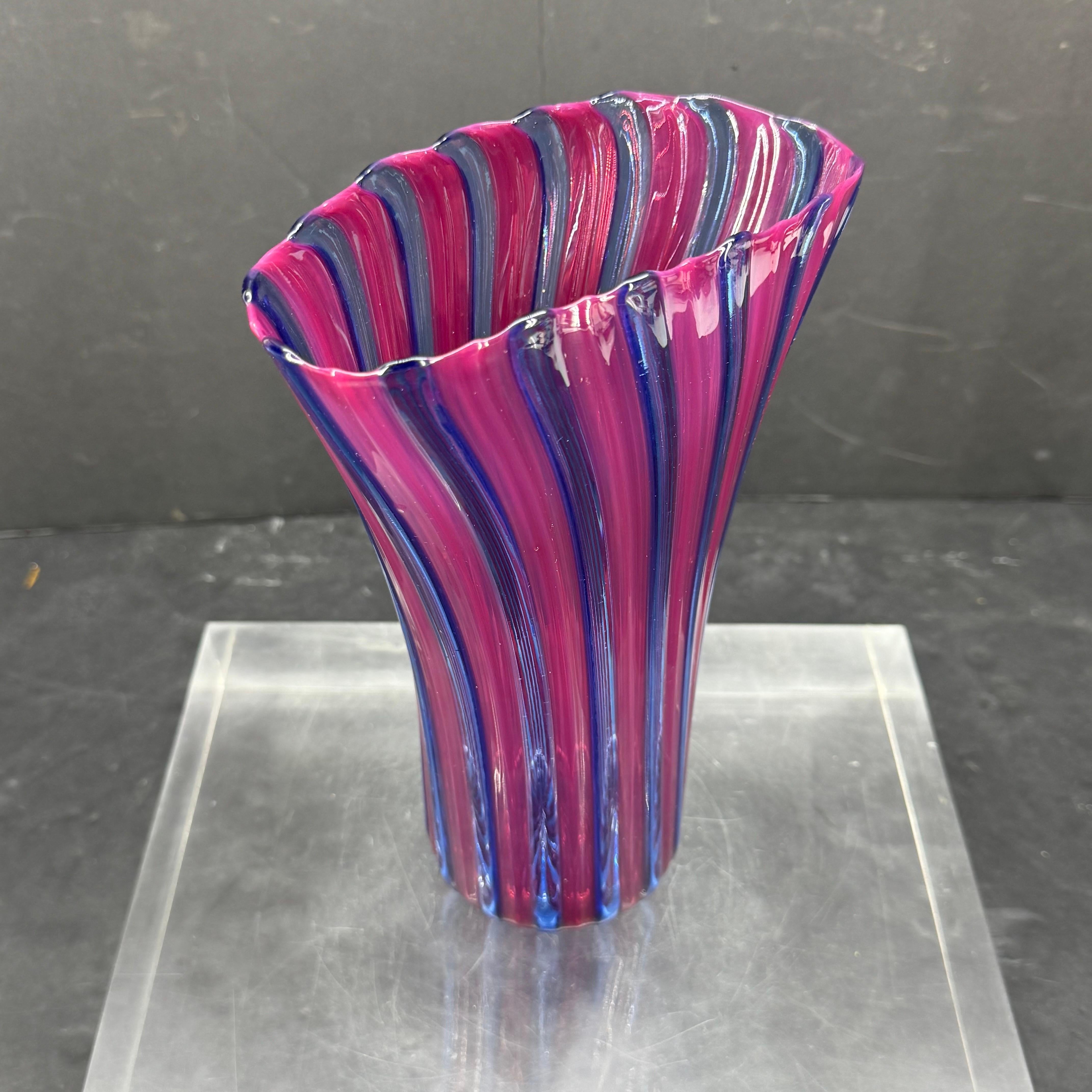 Signed Italian Murano Art Glass Vase, Mid-Century Modern In Good Condition For Sale In Haddonfield, NJ