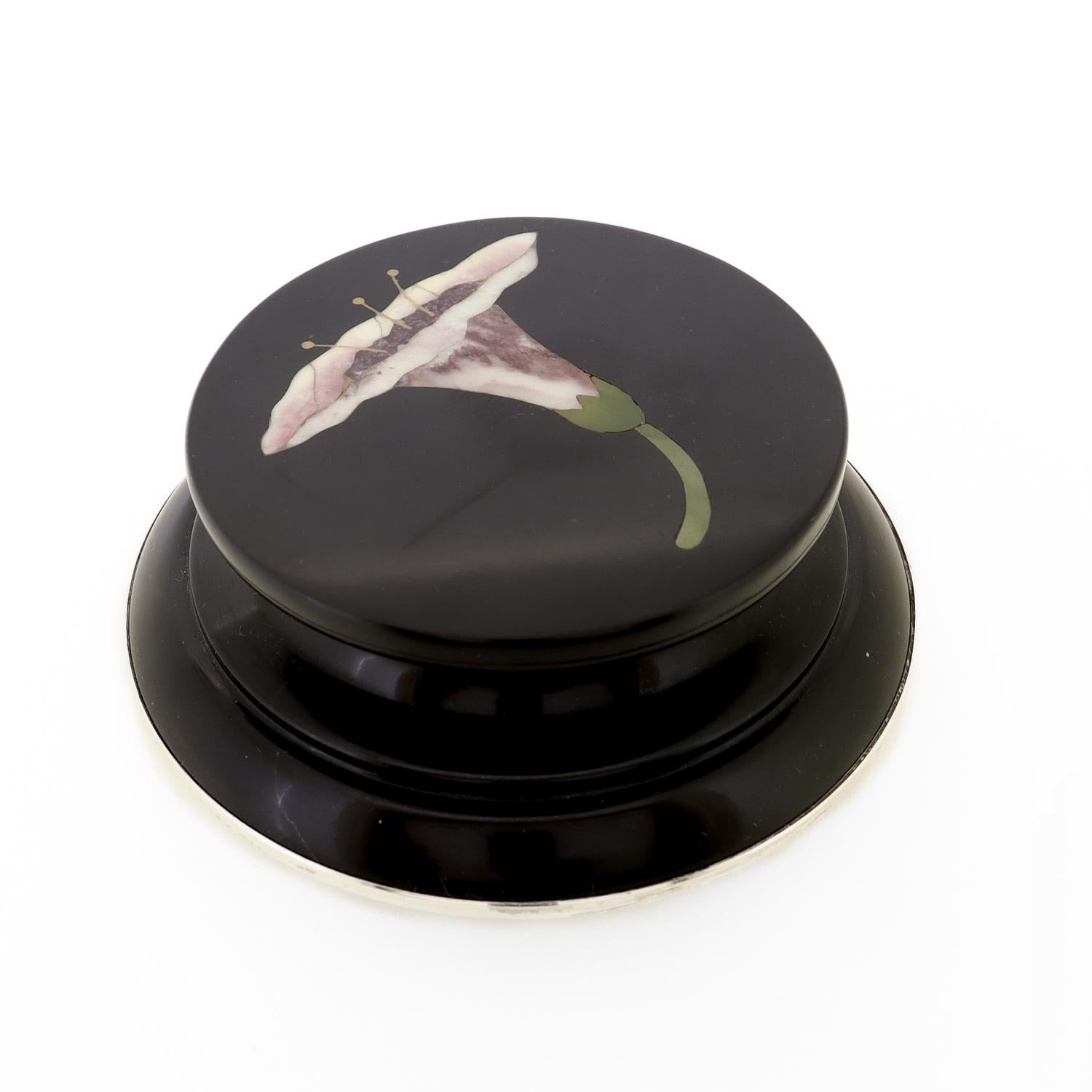 Pisapapeles italiano de Pietra Dura con flor y montura de plata firmado por G. Fiaschi Italiano en venta
