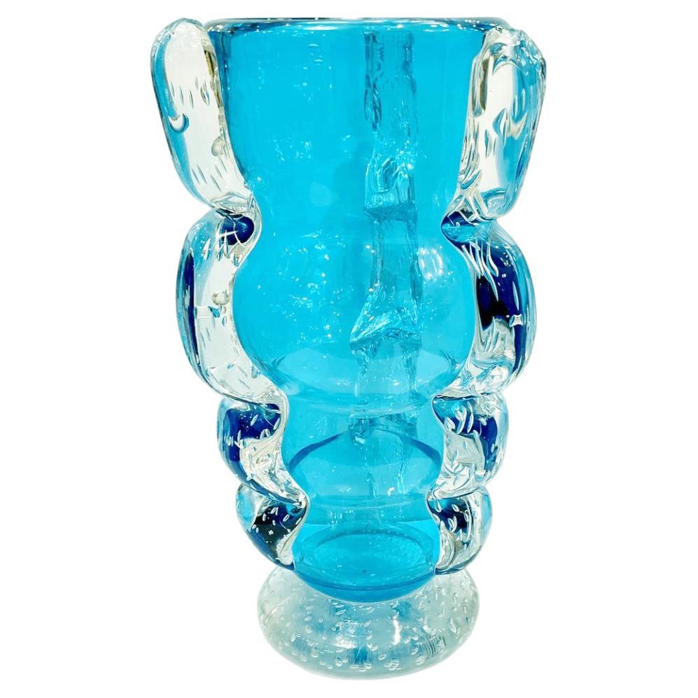 Italienische signierte Vase aus himmelblauem Muranoglas im Angebot