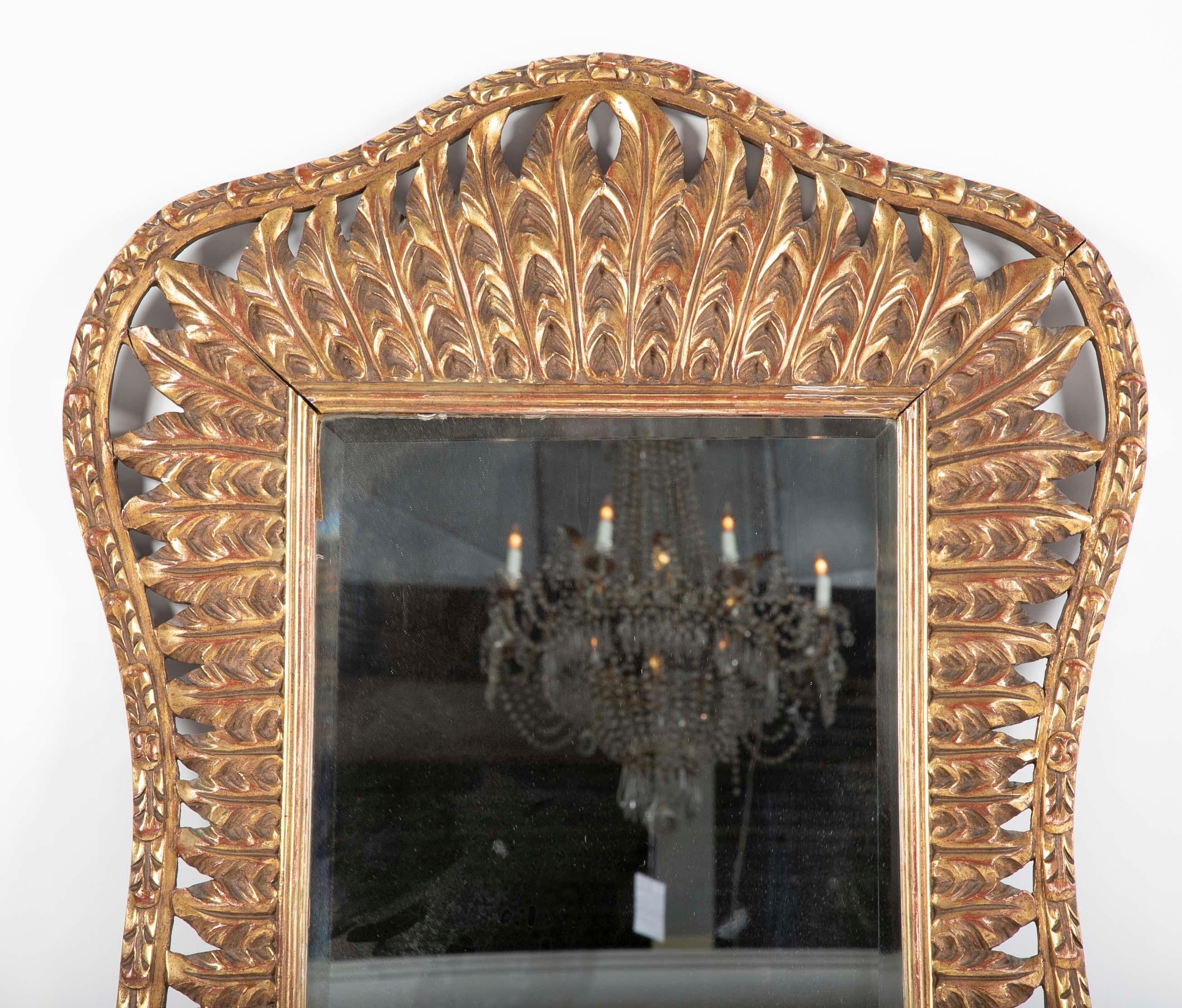 Miroir de fantaisie en plumes sculptées et dorées signé Jansen. Estampillé 